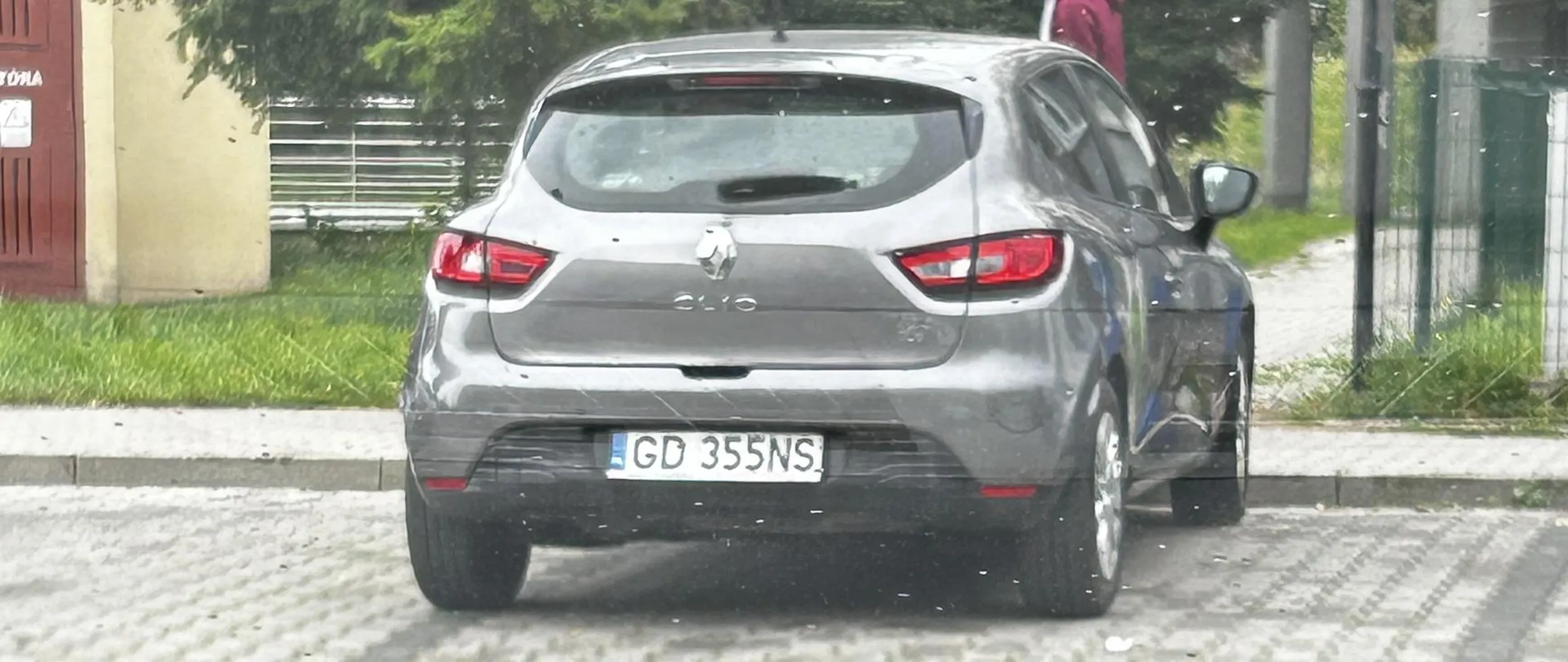 Kierowca nie potrafi zaparkować w liniach