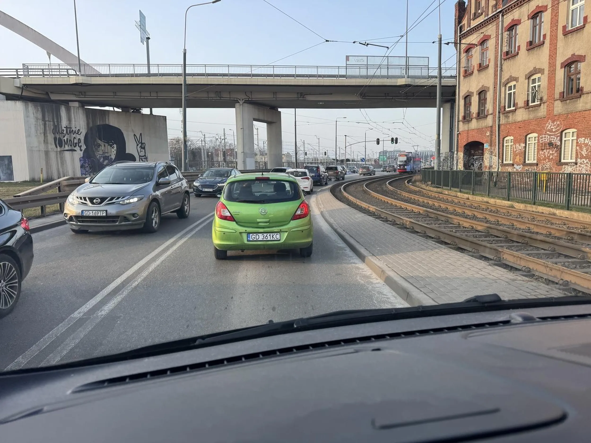 Szanowni młodzi ludzie. Pokazywanie środkowego palca jest w naszym kraju uznawane za gest obelżywy i jako takie może być ścigane na drodze cywilnej. Na drodze wypadałoby zachowywać się przynajmniej w miarę przyzwoicie, skoro już nie potraficie zachowywać się mądrze.