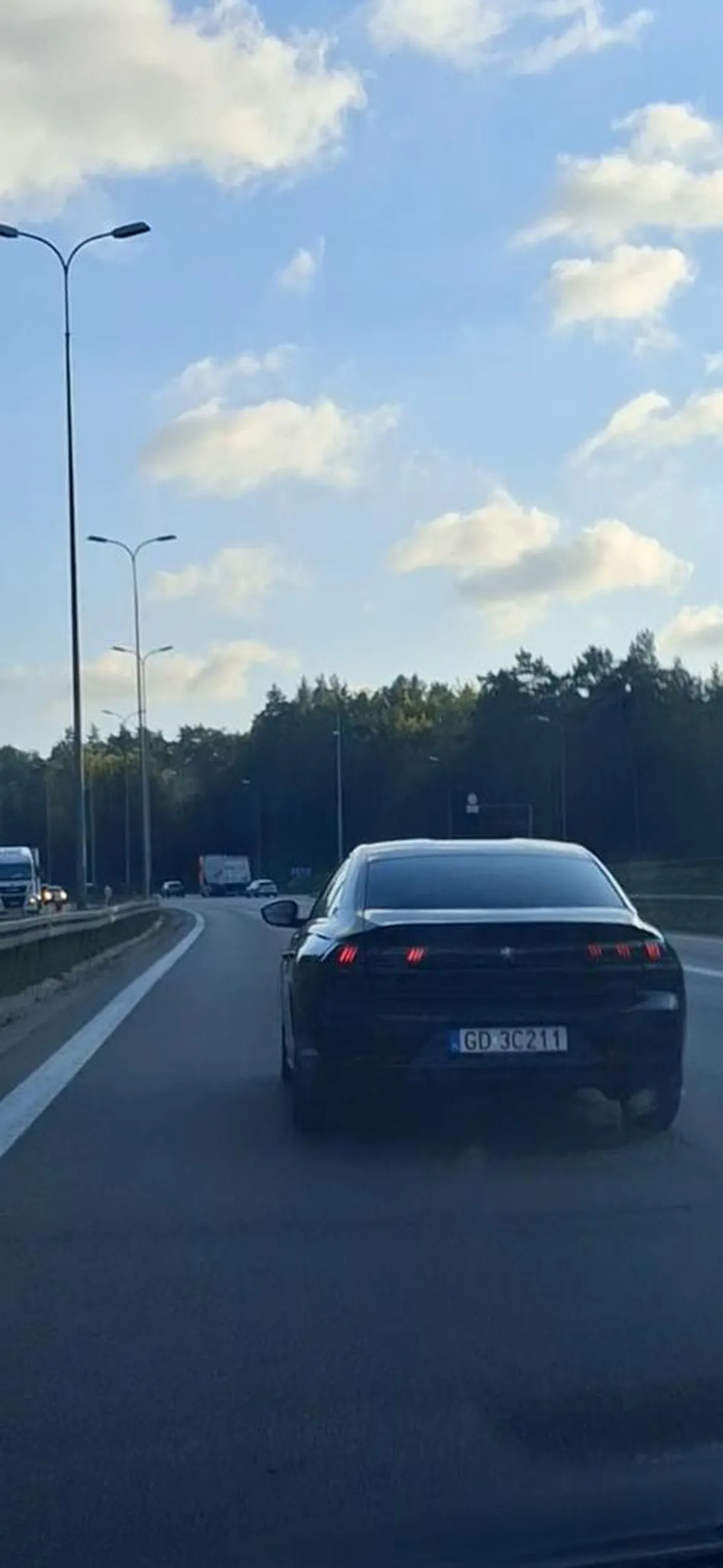 Następna modelka nie wie do czego sluzy lewy pas