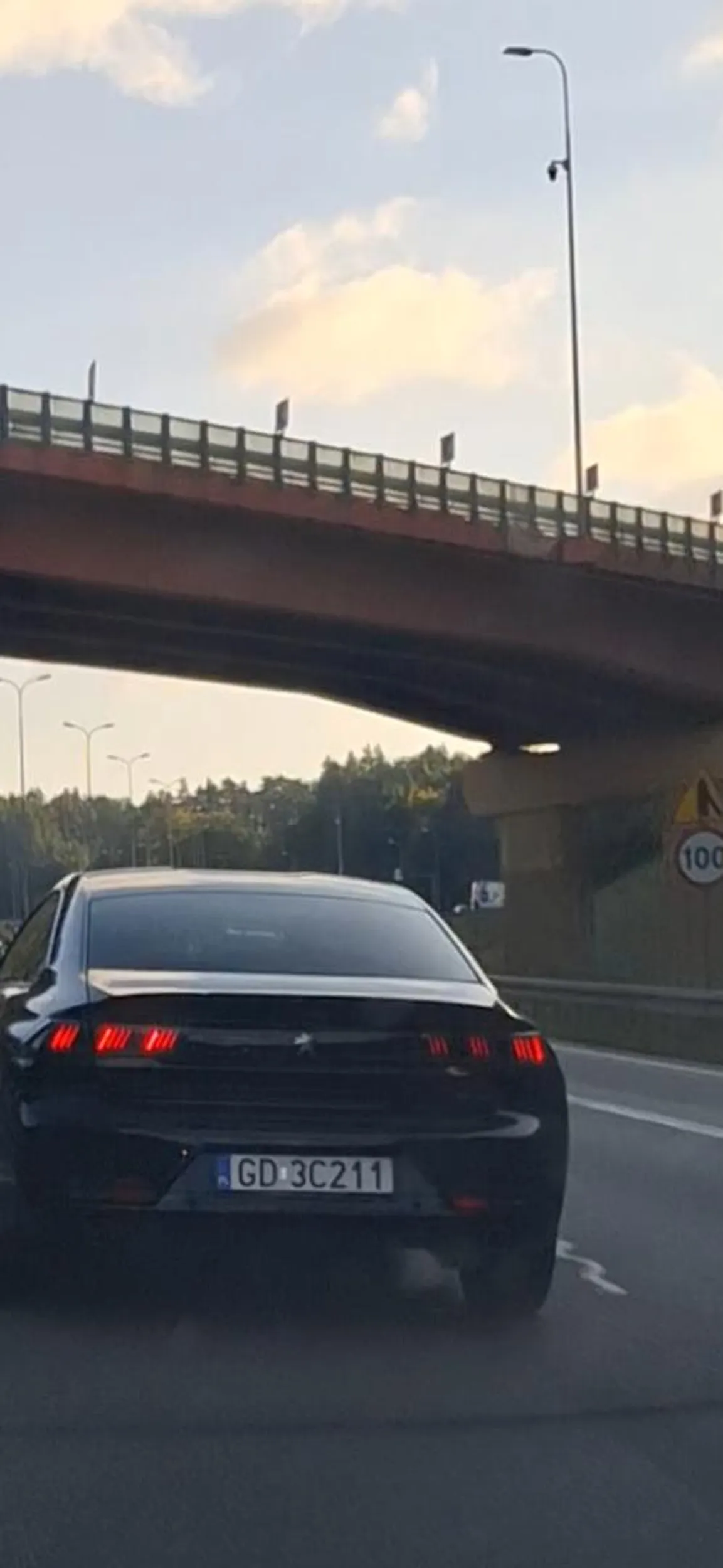 Następna modelka nie wie do czego sluzy lewy pas