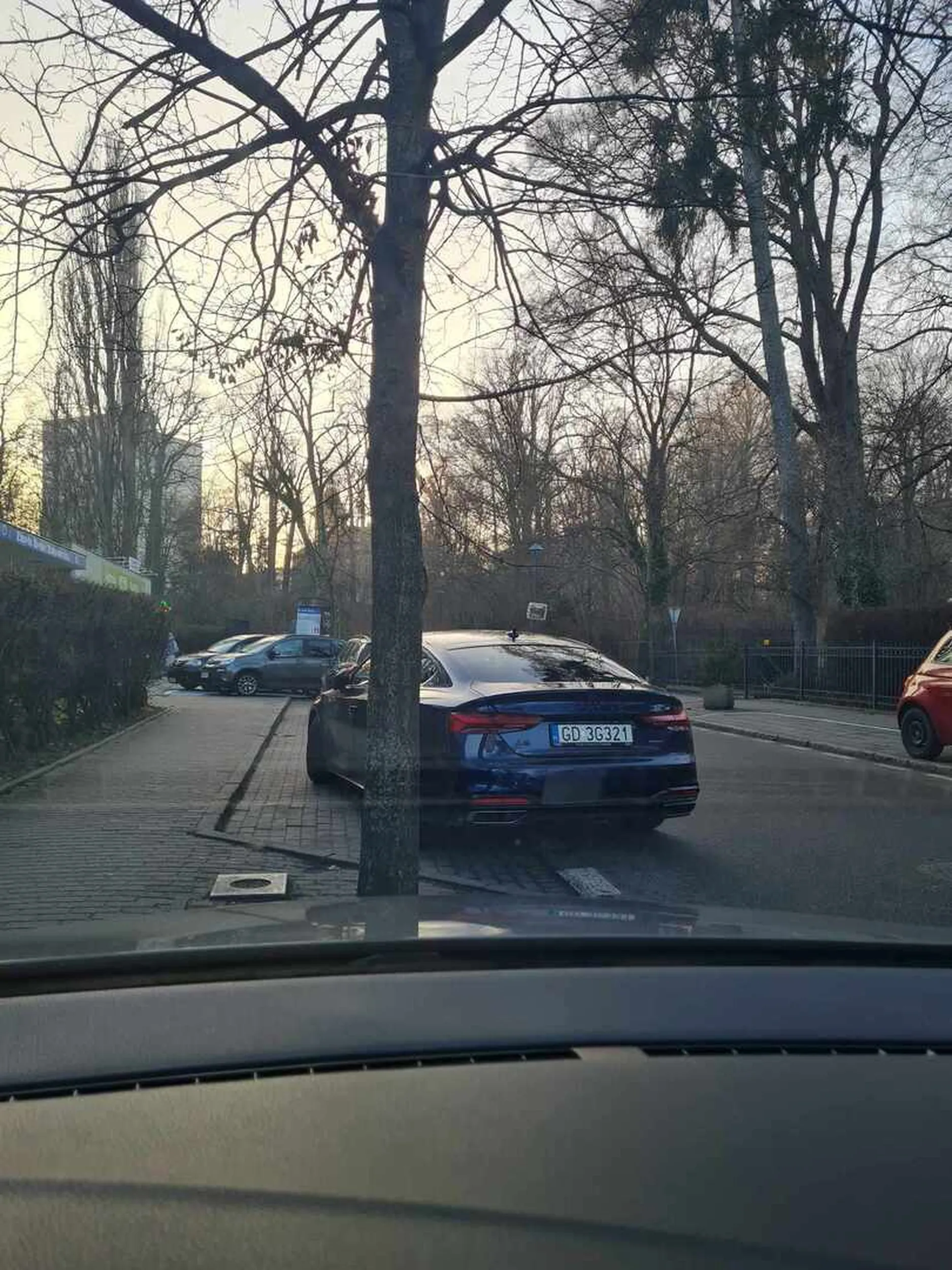 Baba zaparkowała niby na szybko tylko leki kupić, jak  poinformowałam , żeby chociaż podjechała jeszcze do przodu to się oburzyła ( miała dobre 2 metry do 2 samochodu). Jak wróciłam od lekarza gdzie mineła godzina dalej tak stała.