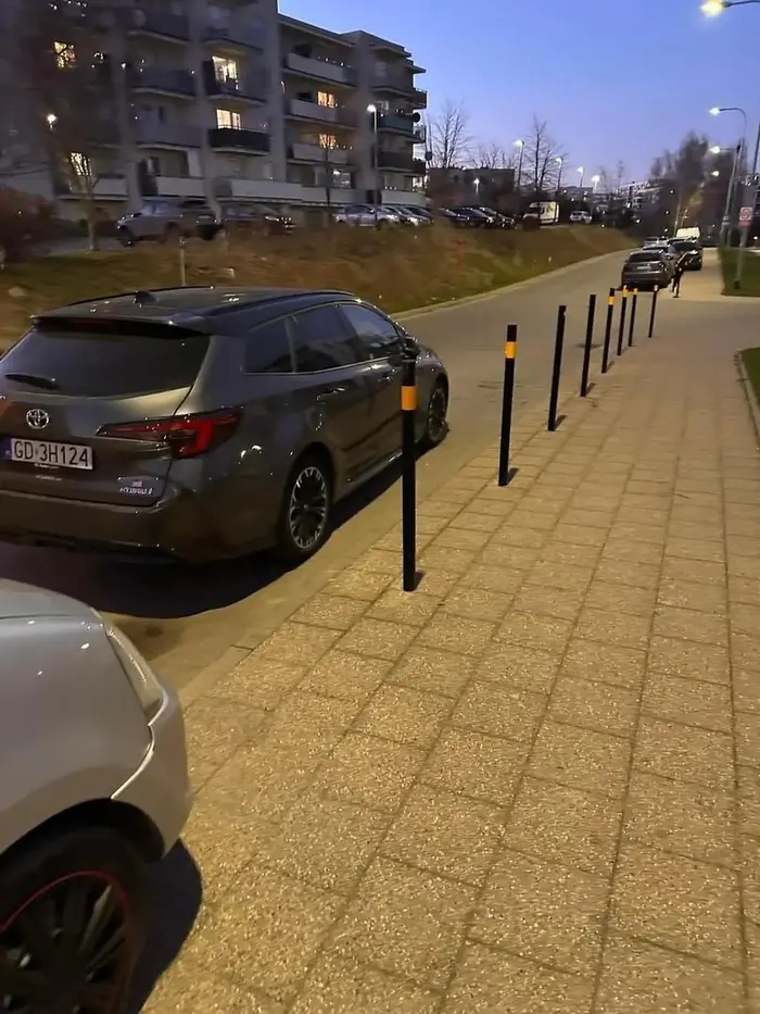 Parkowanie stwarzające zagrożenie innym kierującym i pieszym.