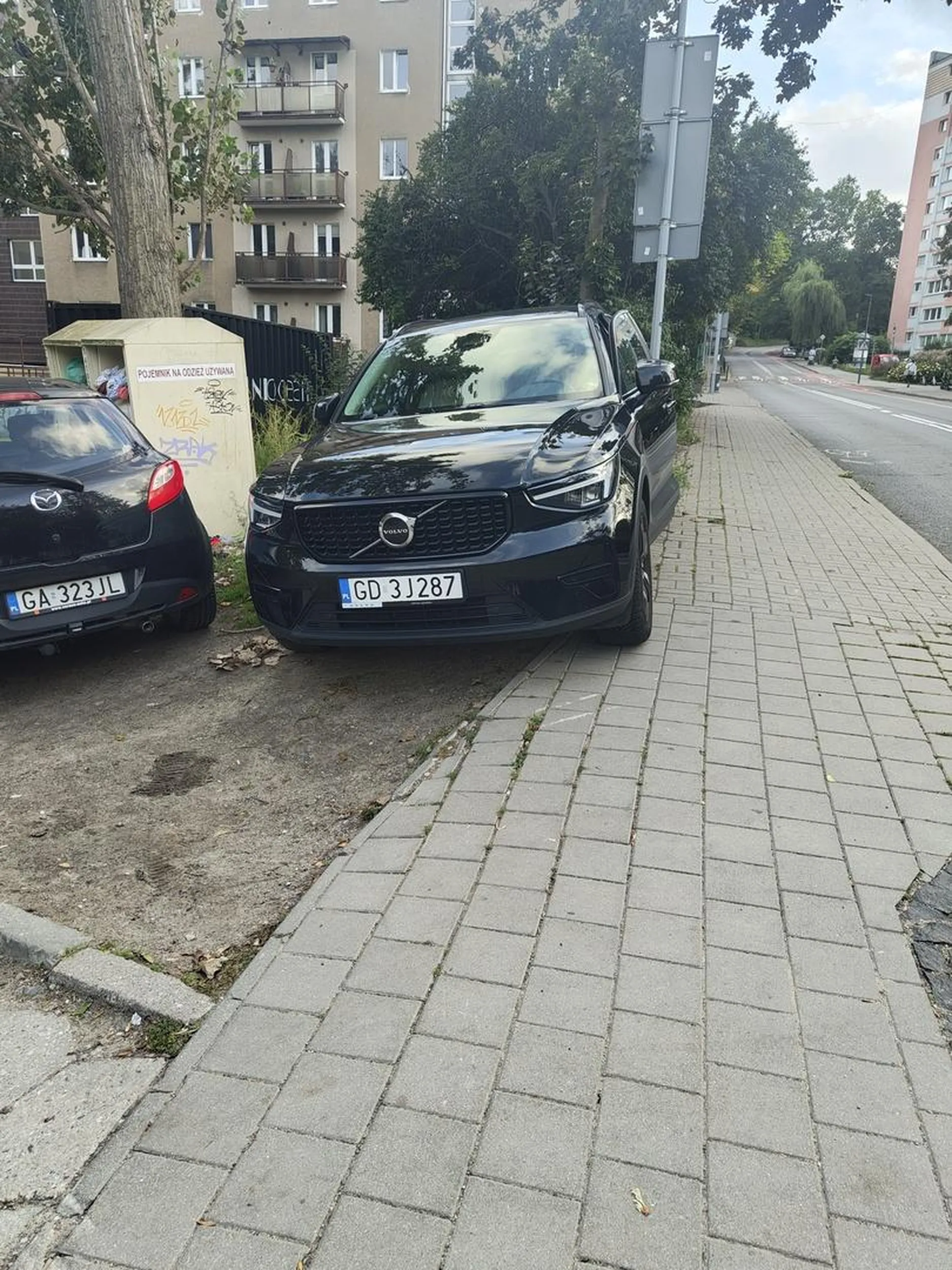 Volviak popatrz jak parkujesz. Tereny zielone to nie miejsce parkingowe. Może w Danzigu tak się parkuje ale nie w Gdyni.