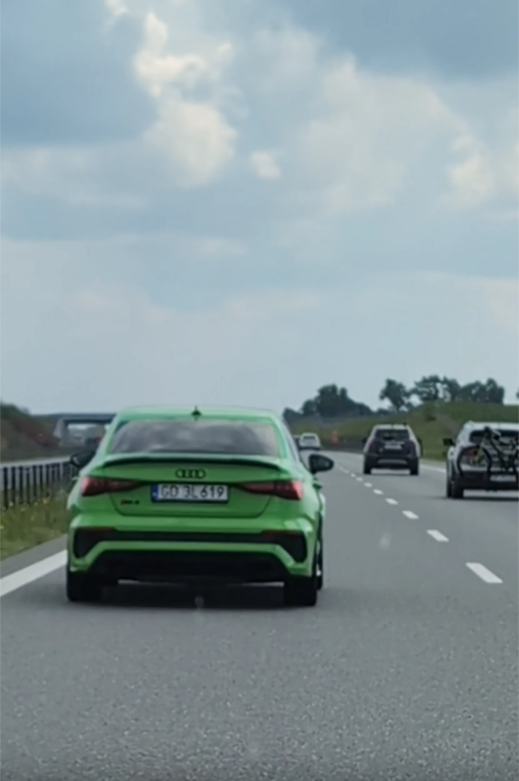 Flet jeździ jakby tydzień temu zrobił prawo jazdy , nie umie wyprzedzać aut i nie panuje nad prędkością , pracuje na order majtczaka