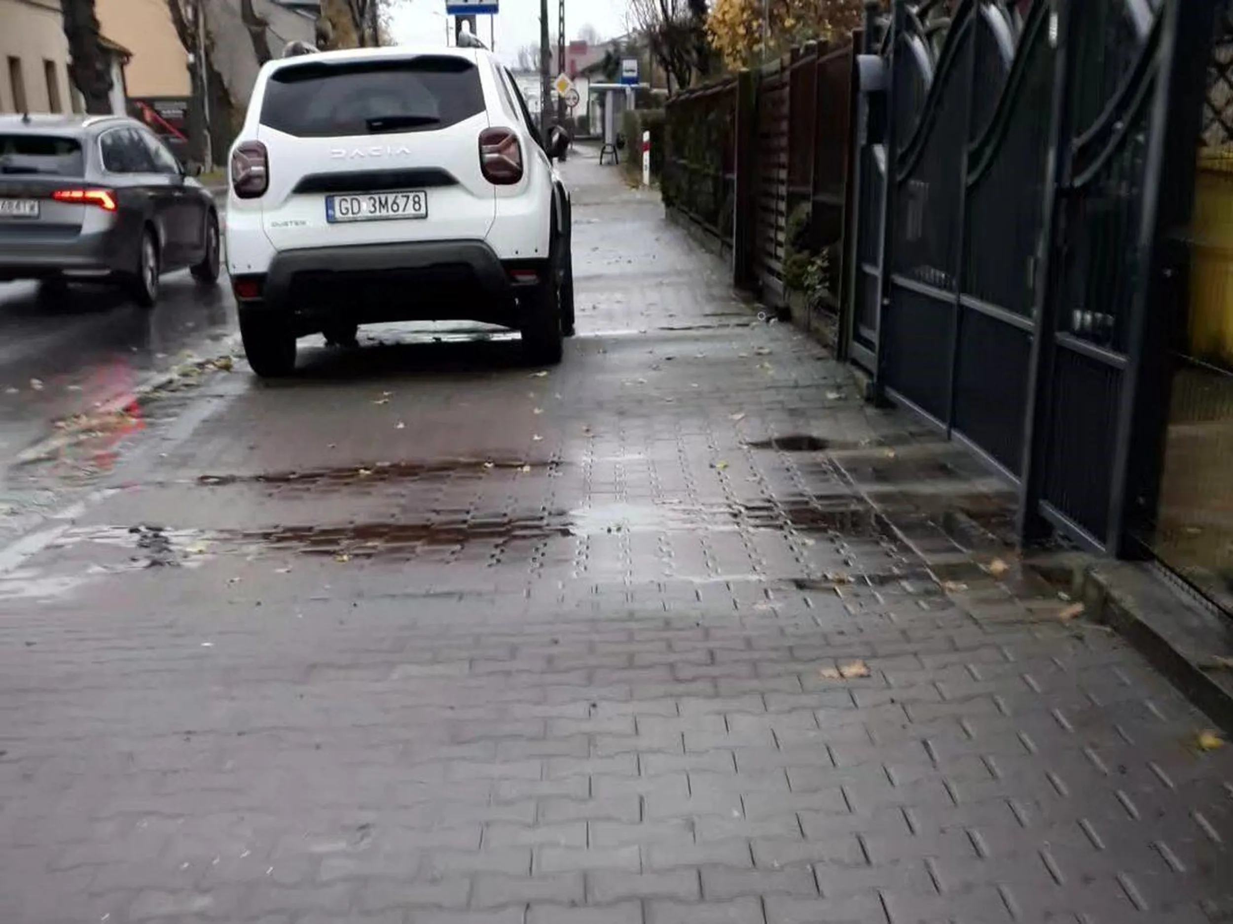 Parkowanie na chodniku, żeby nawet 1,5m nie zostawić pieszym.