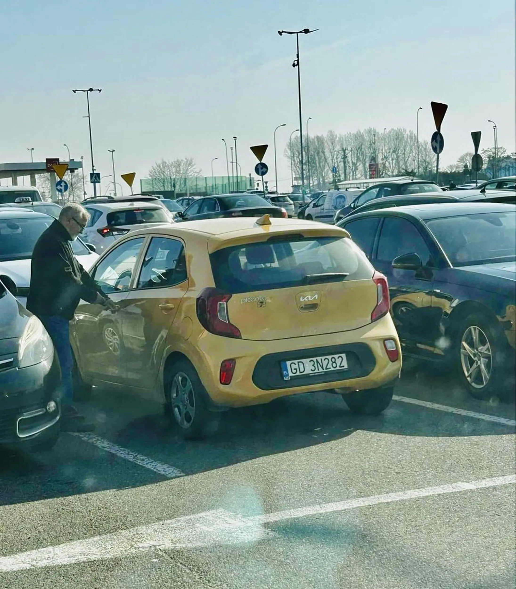 Stary dziad społecznik, któremu przeszkadza wszystko i wszyscy. Chłopie zajmij się swoim życiem i umyj zęby, bo Ci z wali z gęby.
