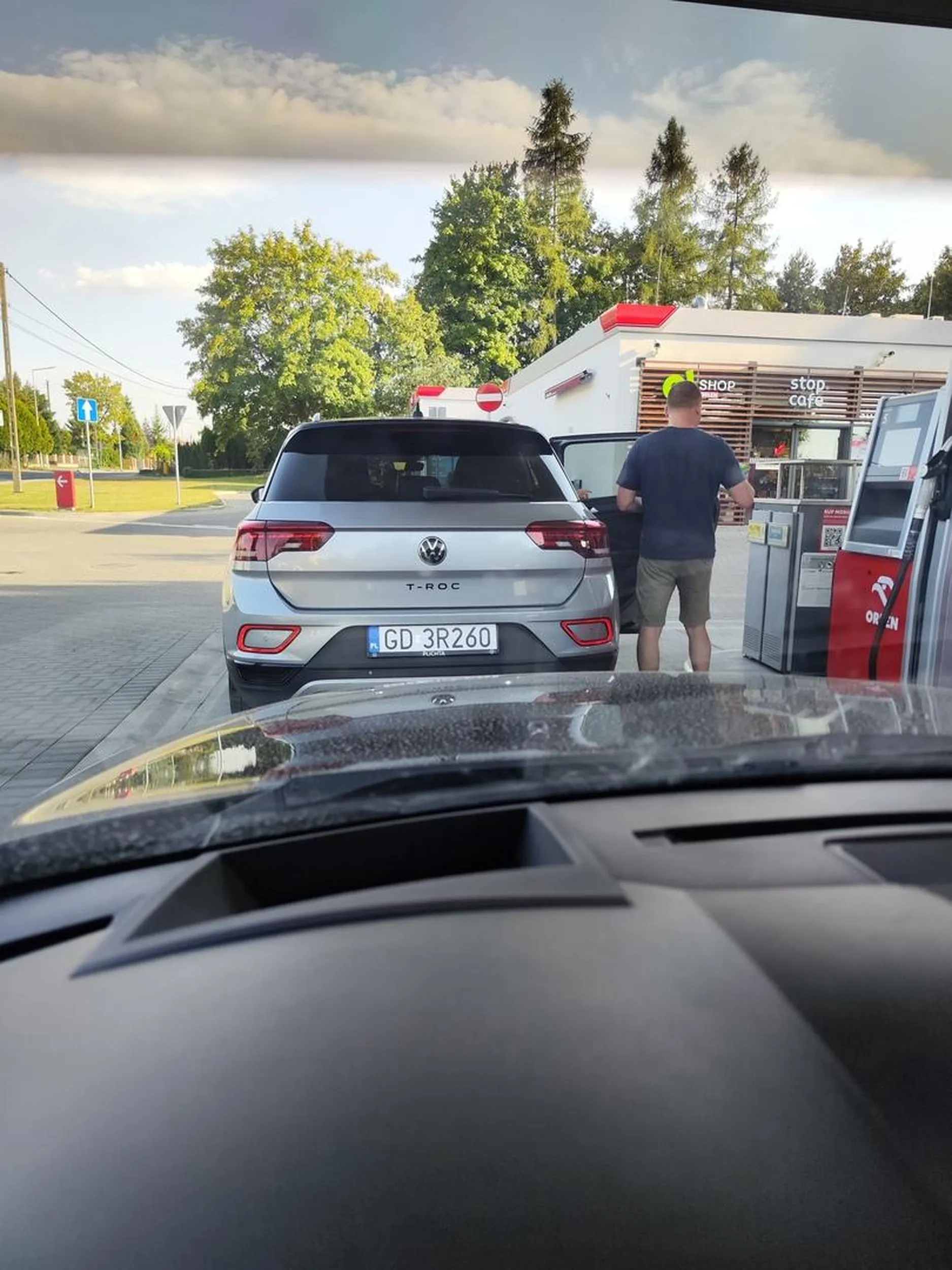 Kierowca po zatankowaniu postanowił coś zjeść zostawiając auto blokując dystrybutor w godzinach szczytu, po powrocie stwierdził że musi jeszcze posprzątać auto...