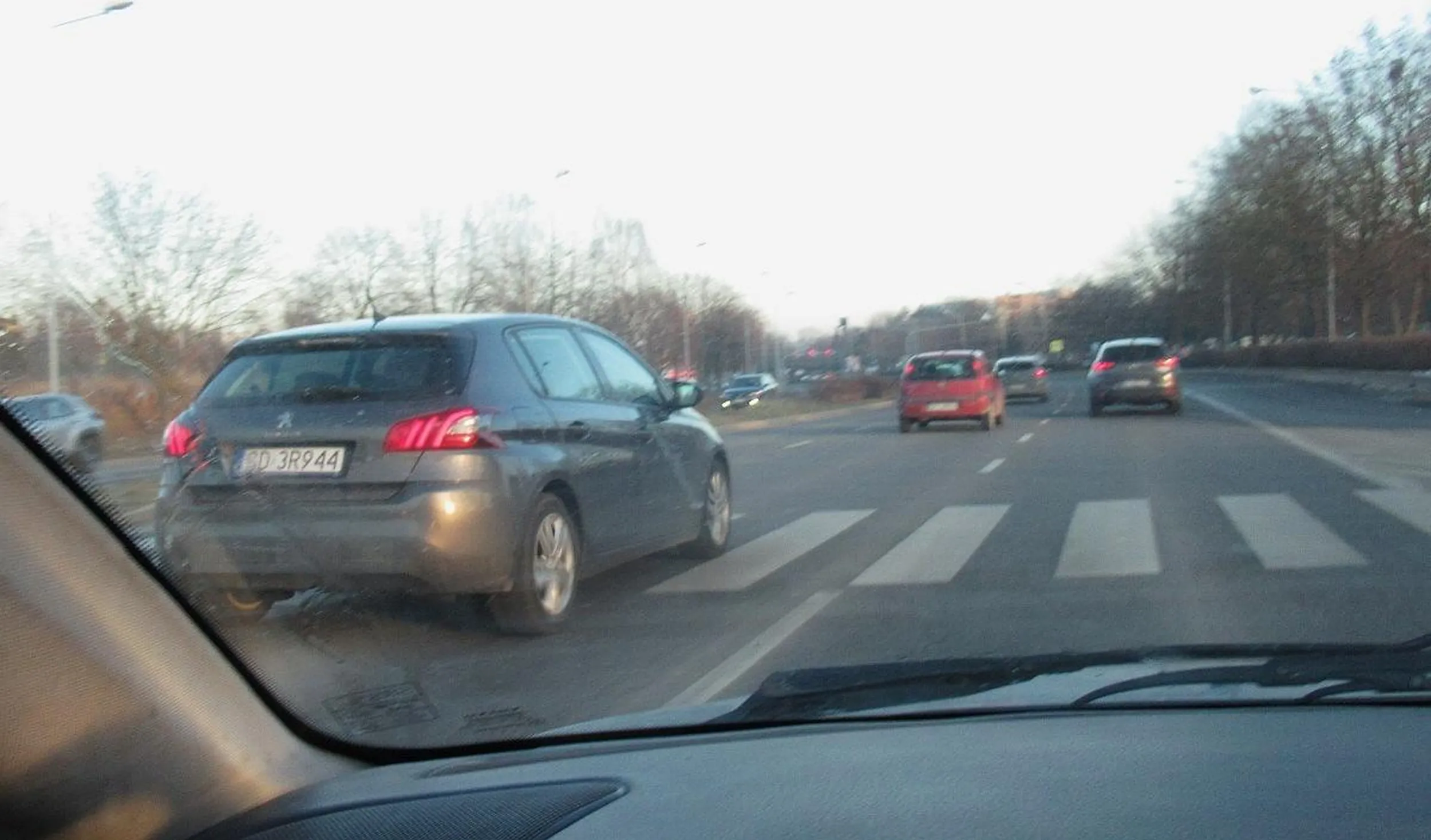 Dziewoja w wieku ok. 30 lat wyprzedza na przejściu dla pieszych. Też pewnie nikt jej nie powiedział na czym polega wyprzedzanie.