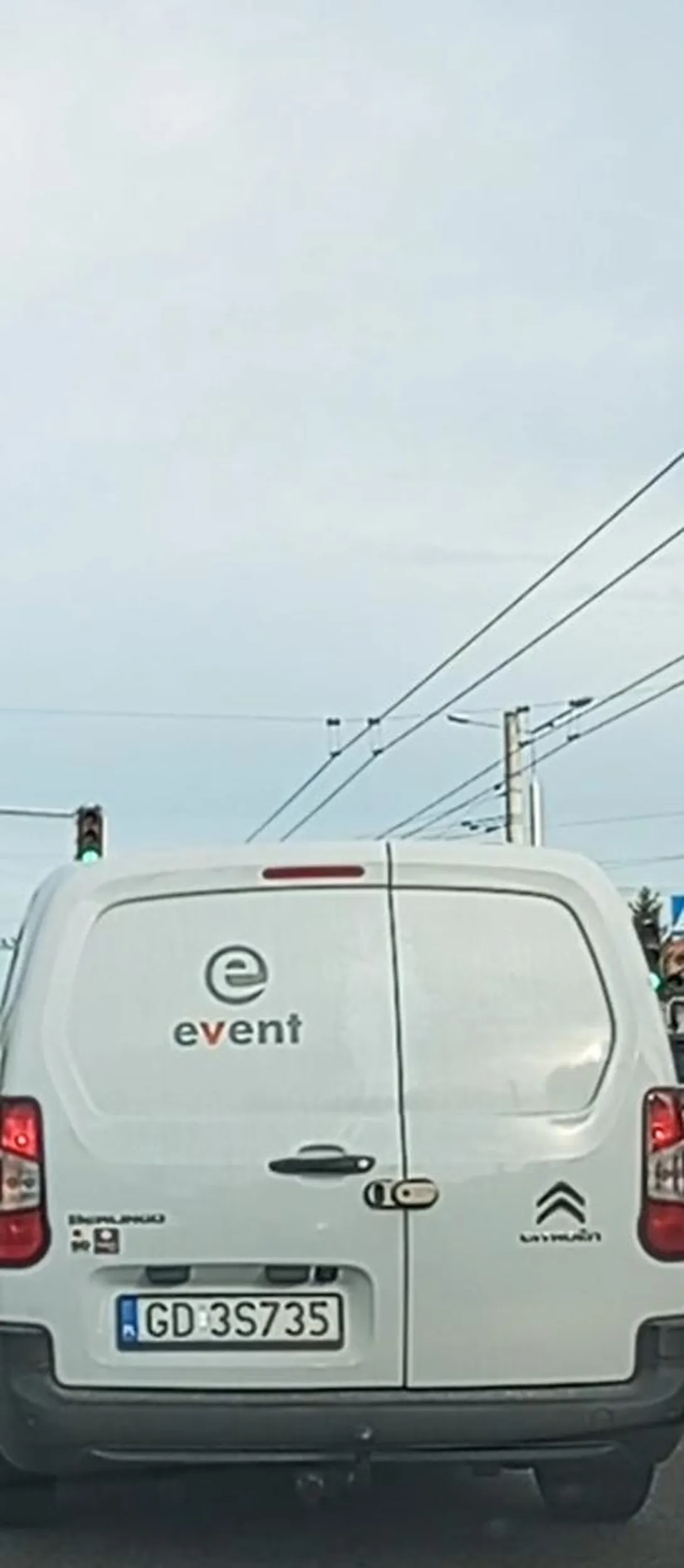 Gruba parowa blokuje lewy pas powolna jazdą nie ma żadnego auta przed sobą na prawy nie zjedzie jeszcze się pruje coś trąbi frustrat jakiś.