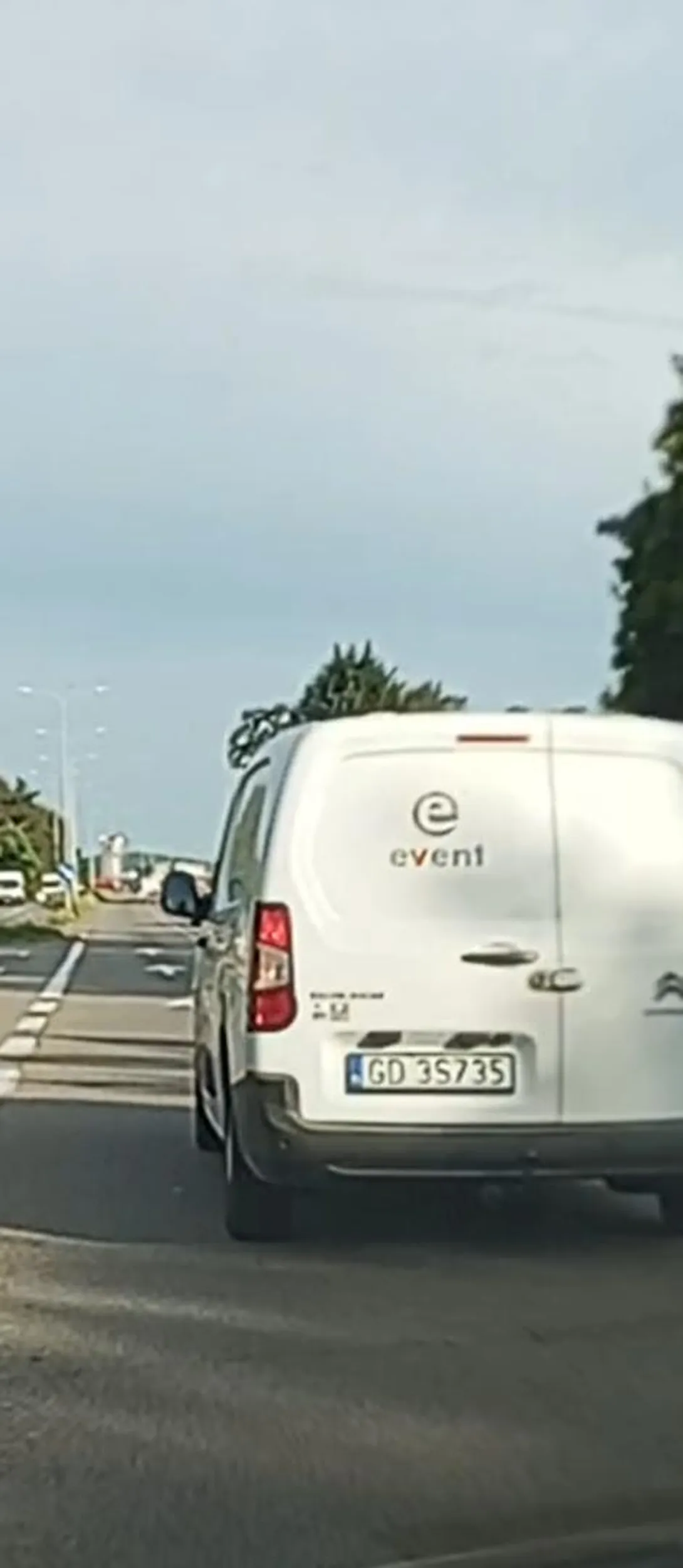 Gruba parowa blokuje lewy pas powolna jazdą nie ma żadnego auta przed sobą na prawy nie zjedzie jeszcze się pruje coś trąbi frustrat jakiś.