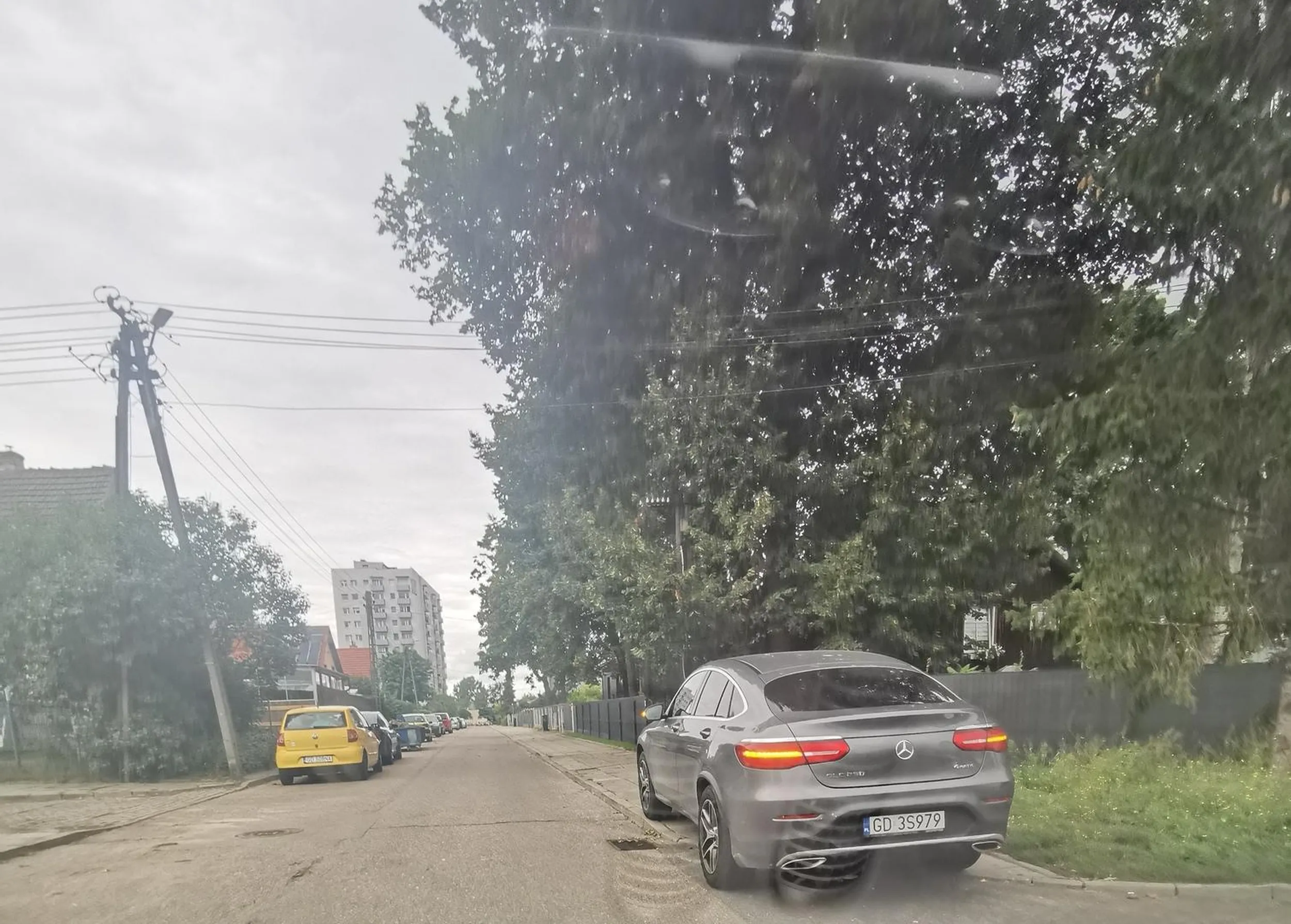 Parkowanie na całej szerokości chodnika