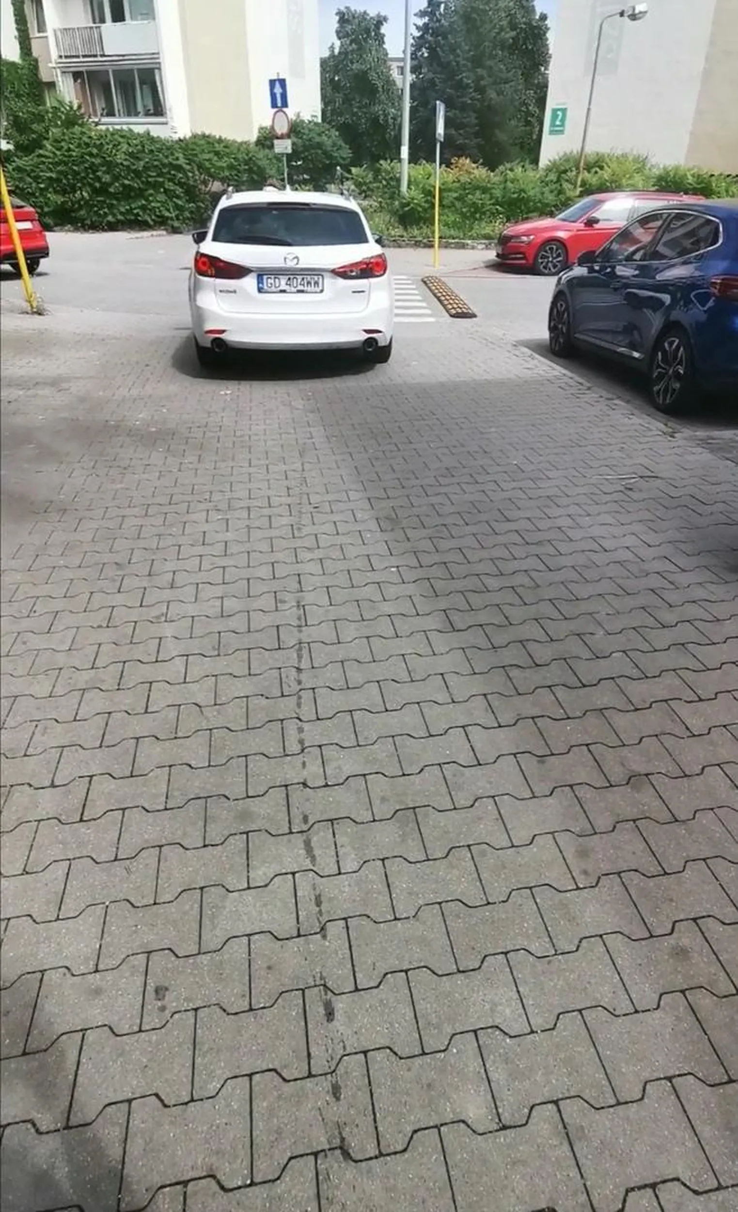 Jeździ po chodniku i przejściu dla pieszych