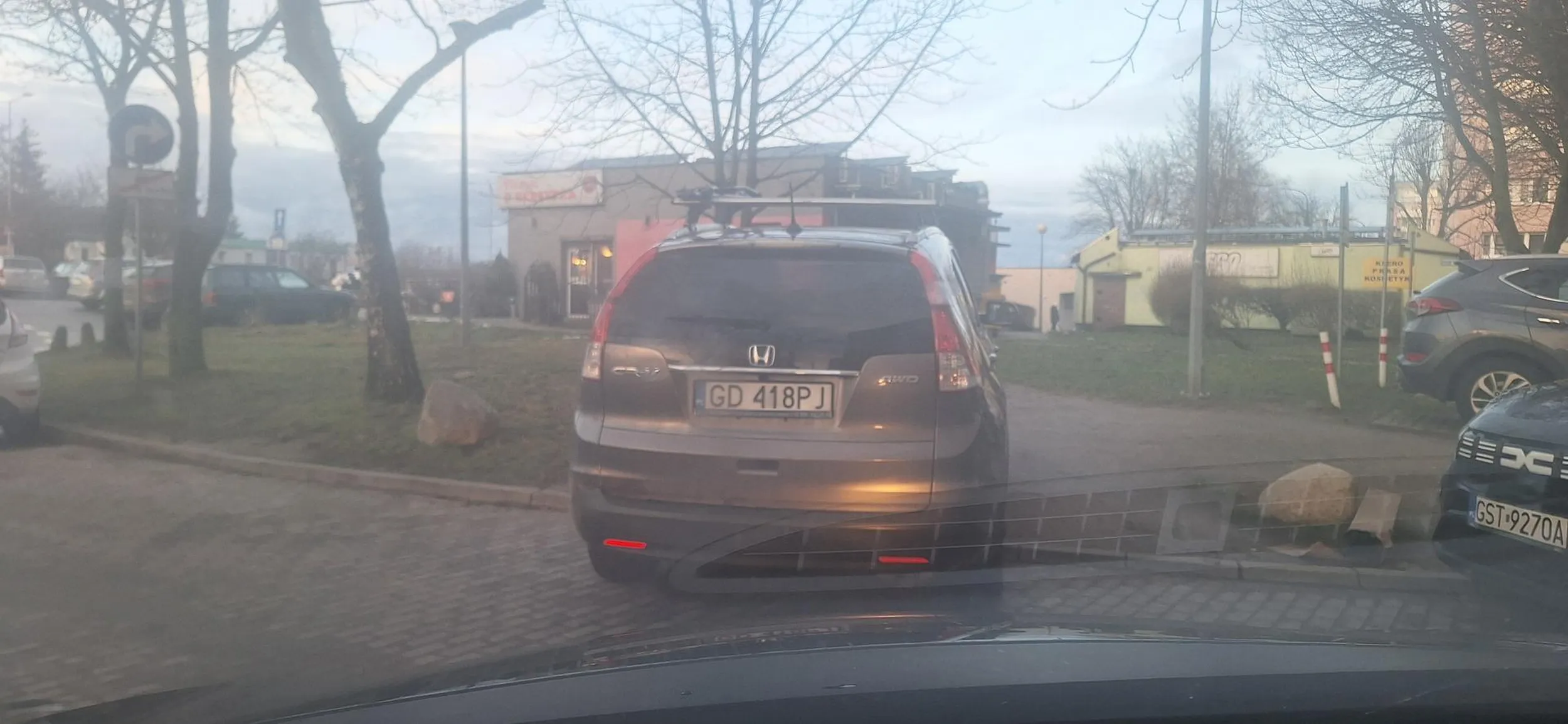 Kolejny enteligent. Co jest z tym miejscem?? Co z Wami?? ?