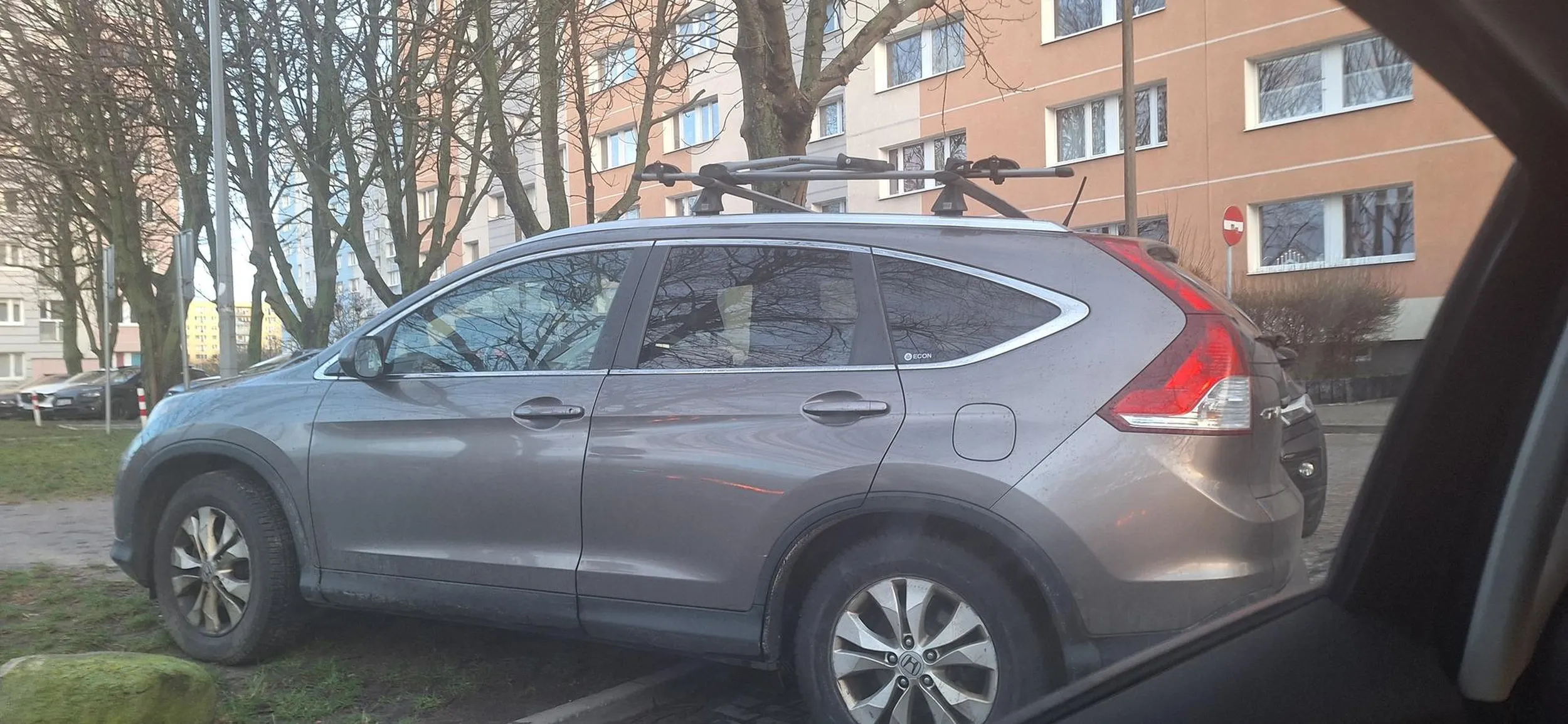 Kolejny enteligent. Co jest z tym miejscem?? Co z Wami?? ?