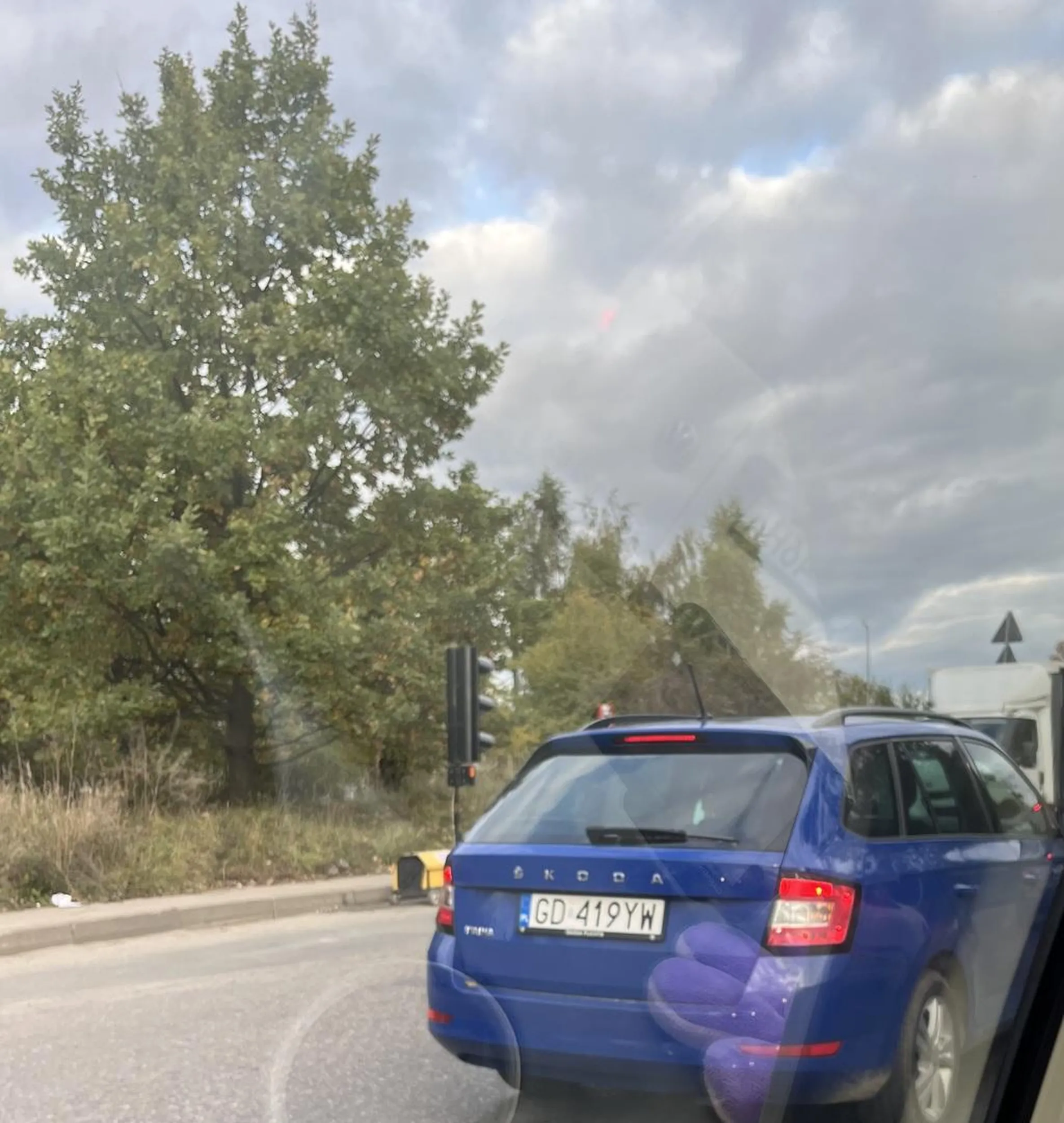 Serdecznie nie pozdrawiamy z korka na Jabłoniowej 15.10.2025 Myślisz że tak dla beki wszyscy zjeżdżali na bok by Tobie ustąpić? Gratulacje, wjeżdżający na wahadła musieli poczekać aż zjedziesz. Gratulacje.