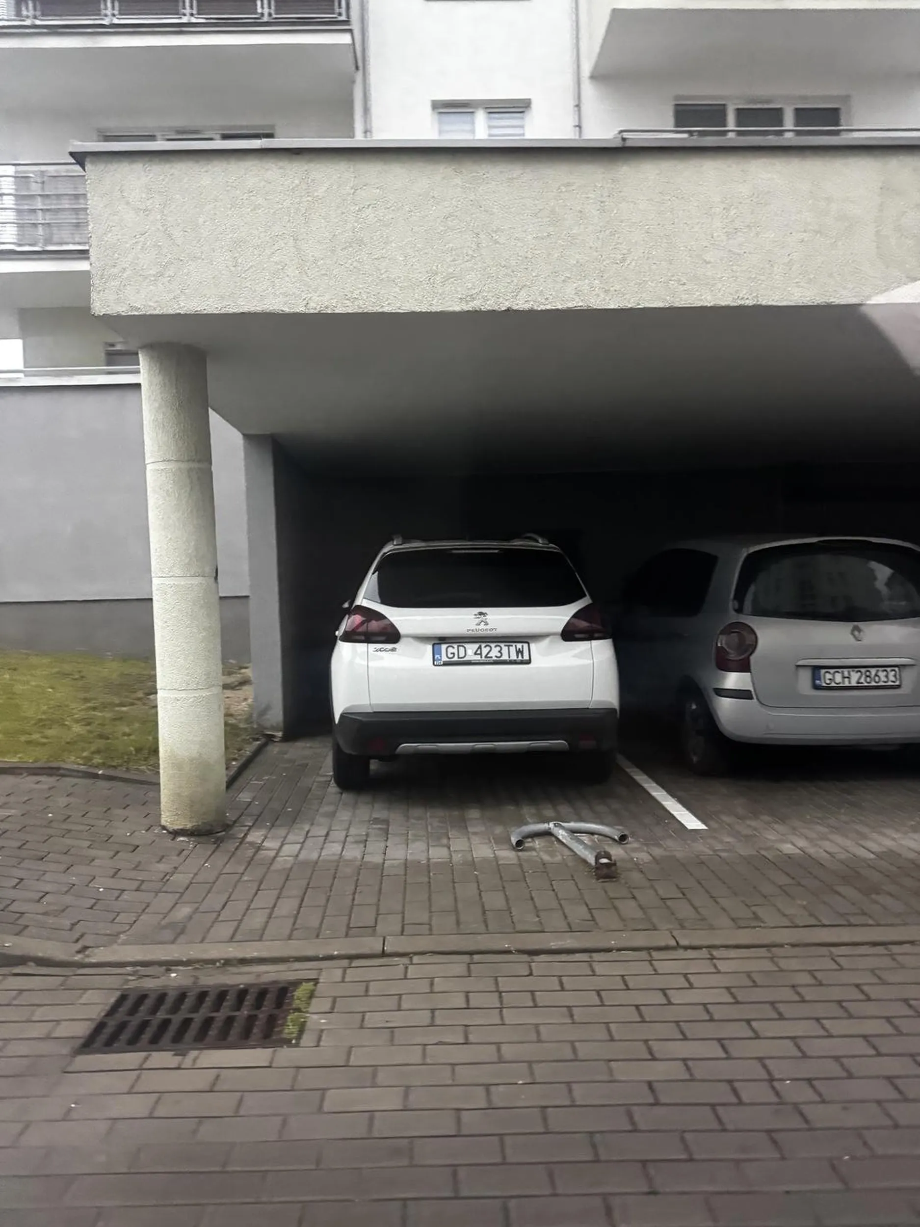 bezczelnie parkuje na prywatnych miejscach, tłumaczy że blokada nie była podniesiona