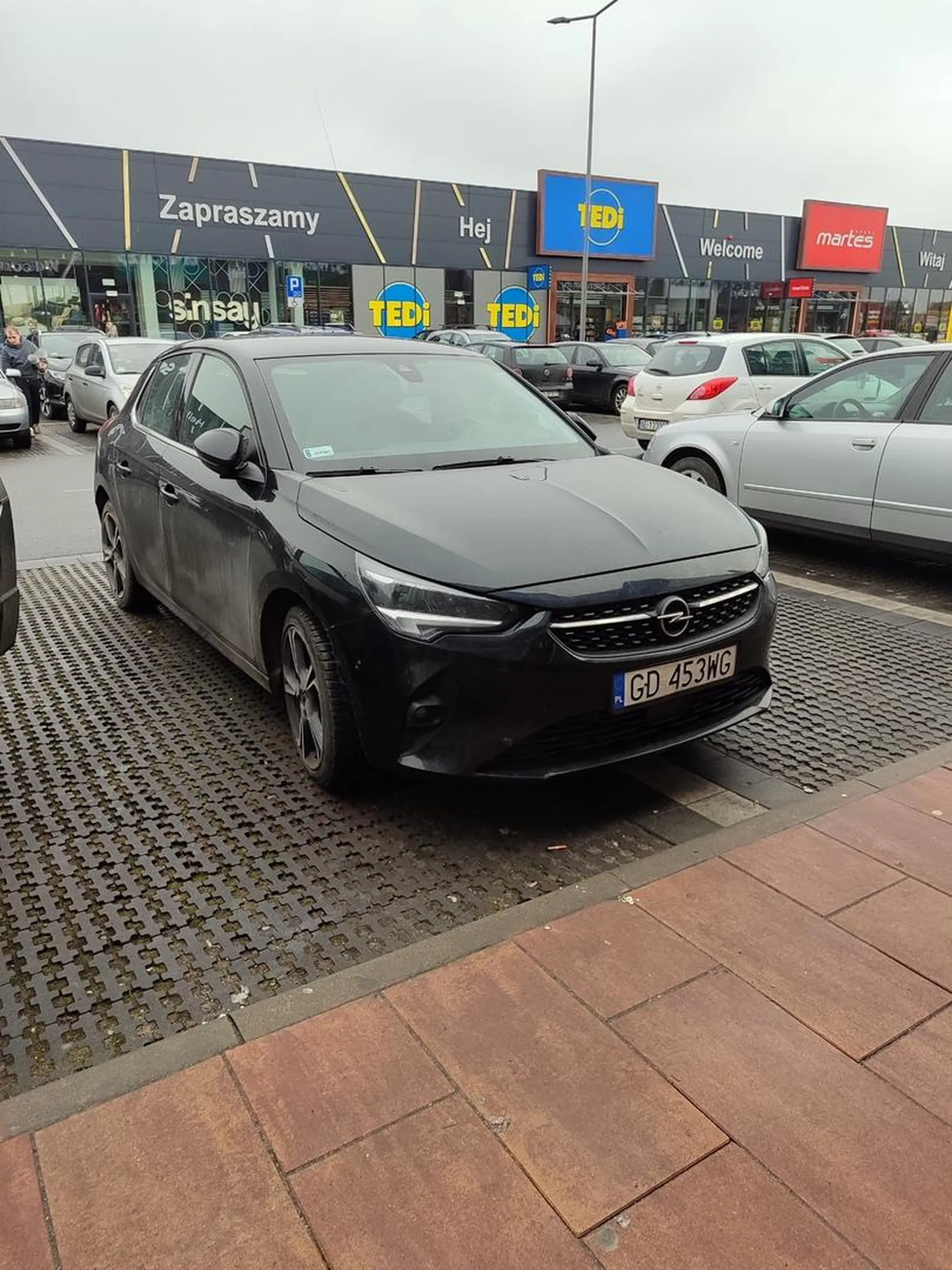 Szybkie zakupki starszej Pani w Elblągu, ciasnota i praktycznie brak miejsc oznacza, że trzeba zająć dwa. Już ten wiek, że wzrok niedomaga