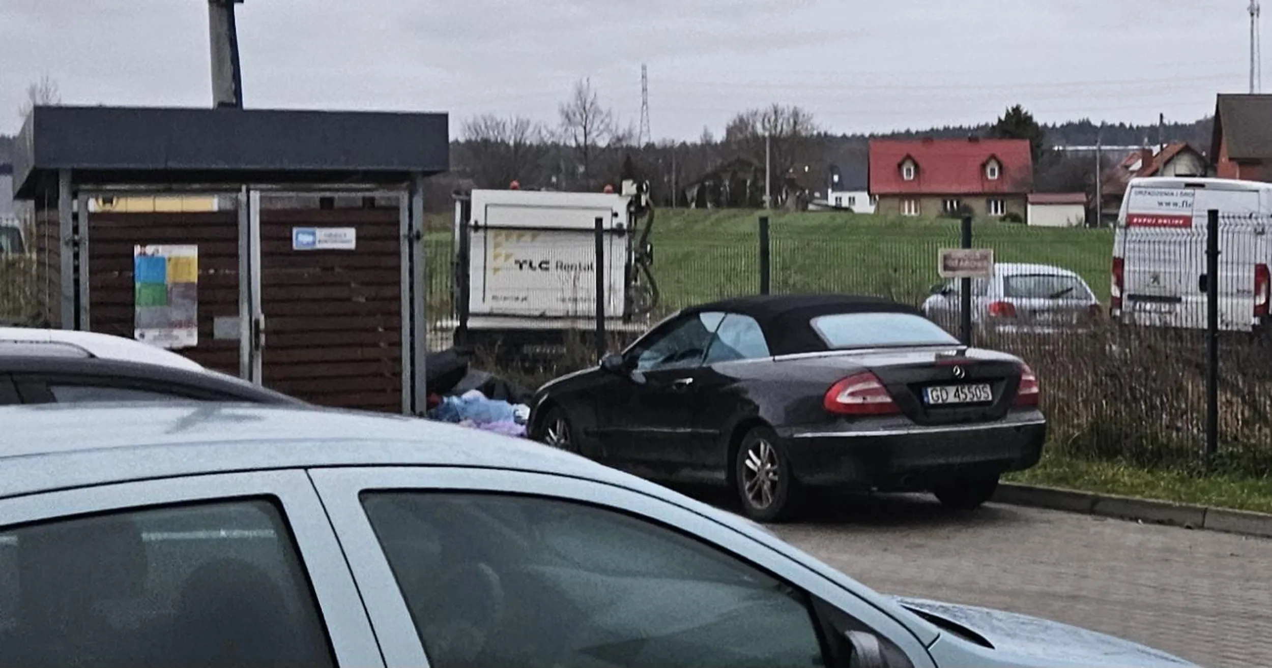 Typ drze pyska po nocach, parkuje na drodze pozarowej i prosi zeby dzwonic na straz miejska na niego. Zachecam!