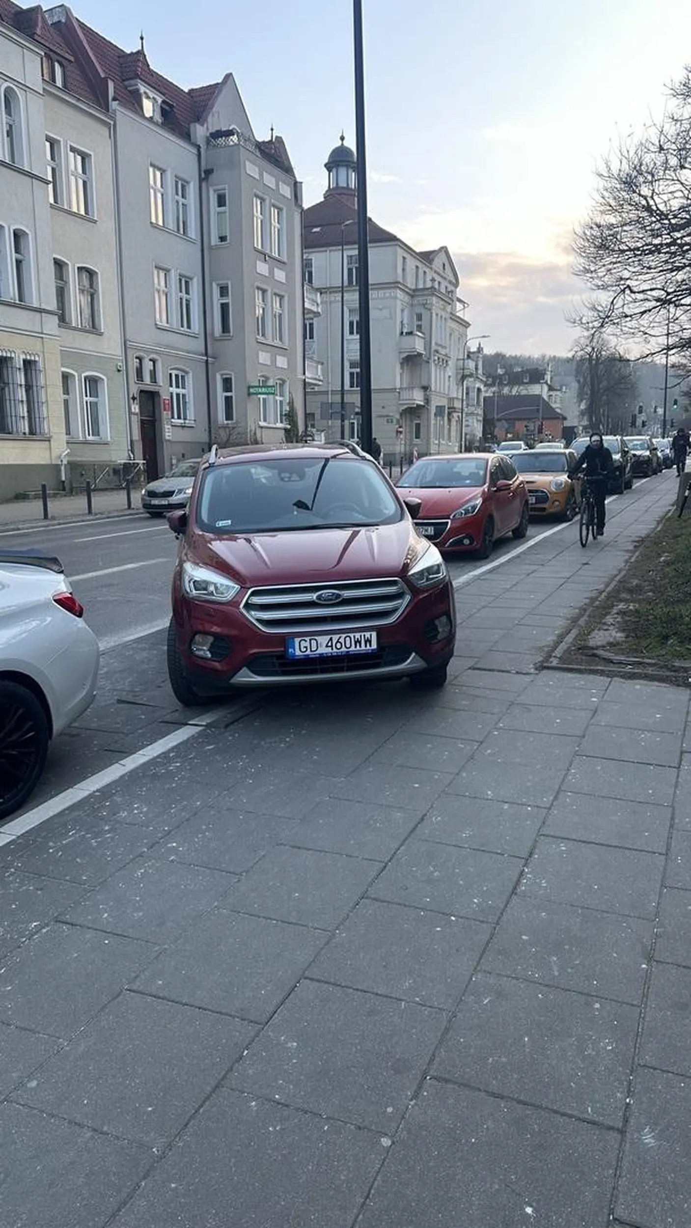 Dama postanowiła zaparkować samochód i zablokować drogę pieszym naprzeciwko galerii Manhattan.