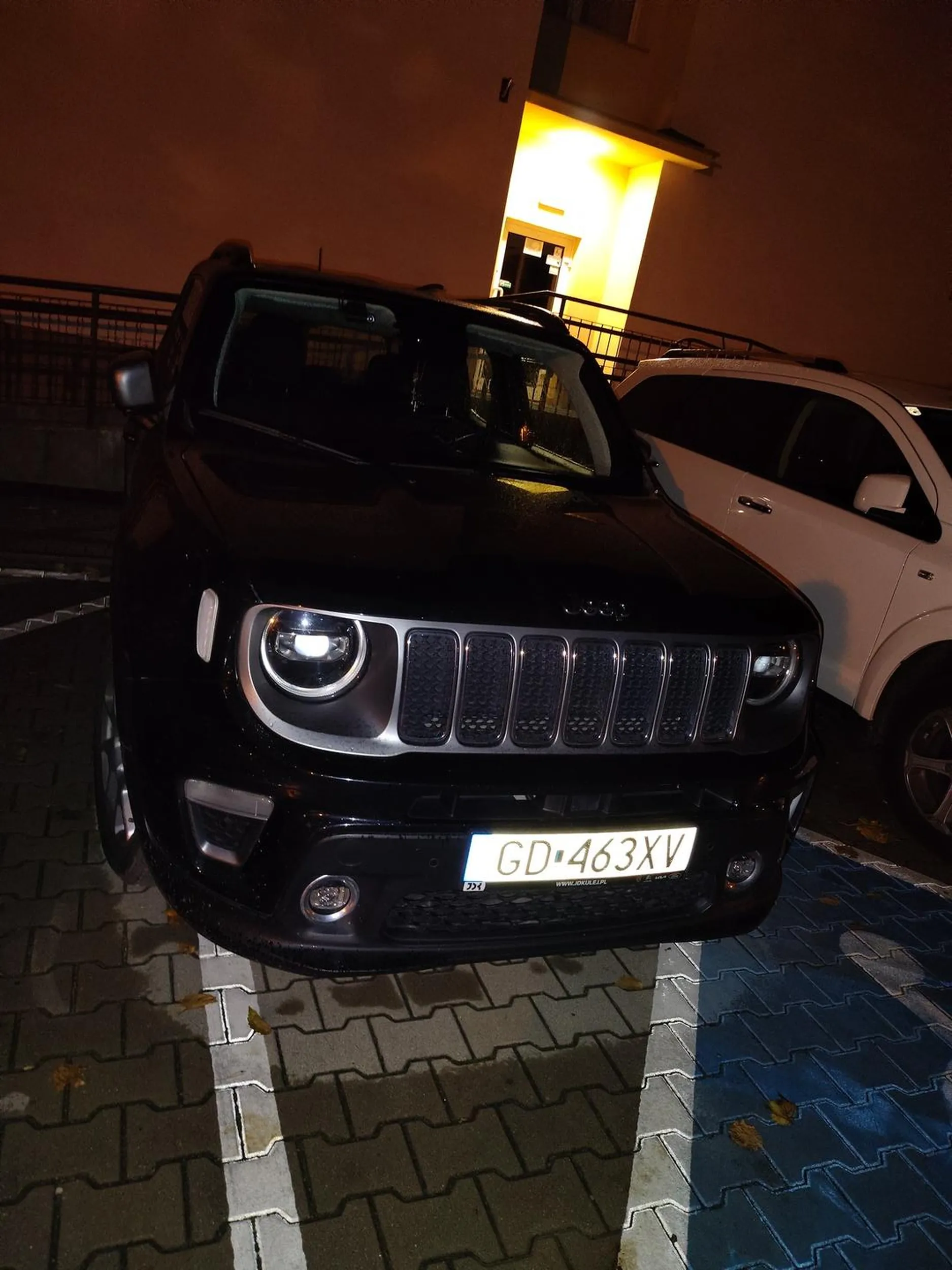 Ktoś tu się wciska na miejsce dla niepełnosprawnych pomiędzy dwa auta i dziecko na wózku inwalidzkim nie mogło wsiąść.Mam nadzieję, że ta osoba nie chce regularnie korzystać z takiego miejsca bo żaden to przywilej