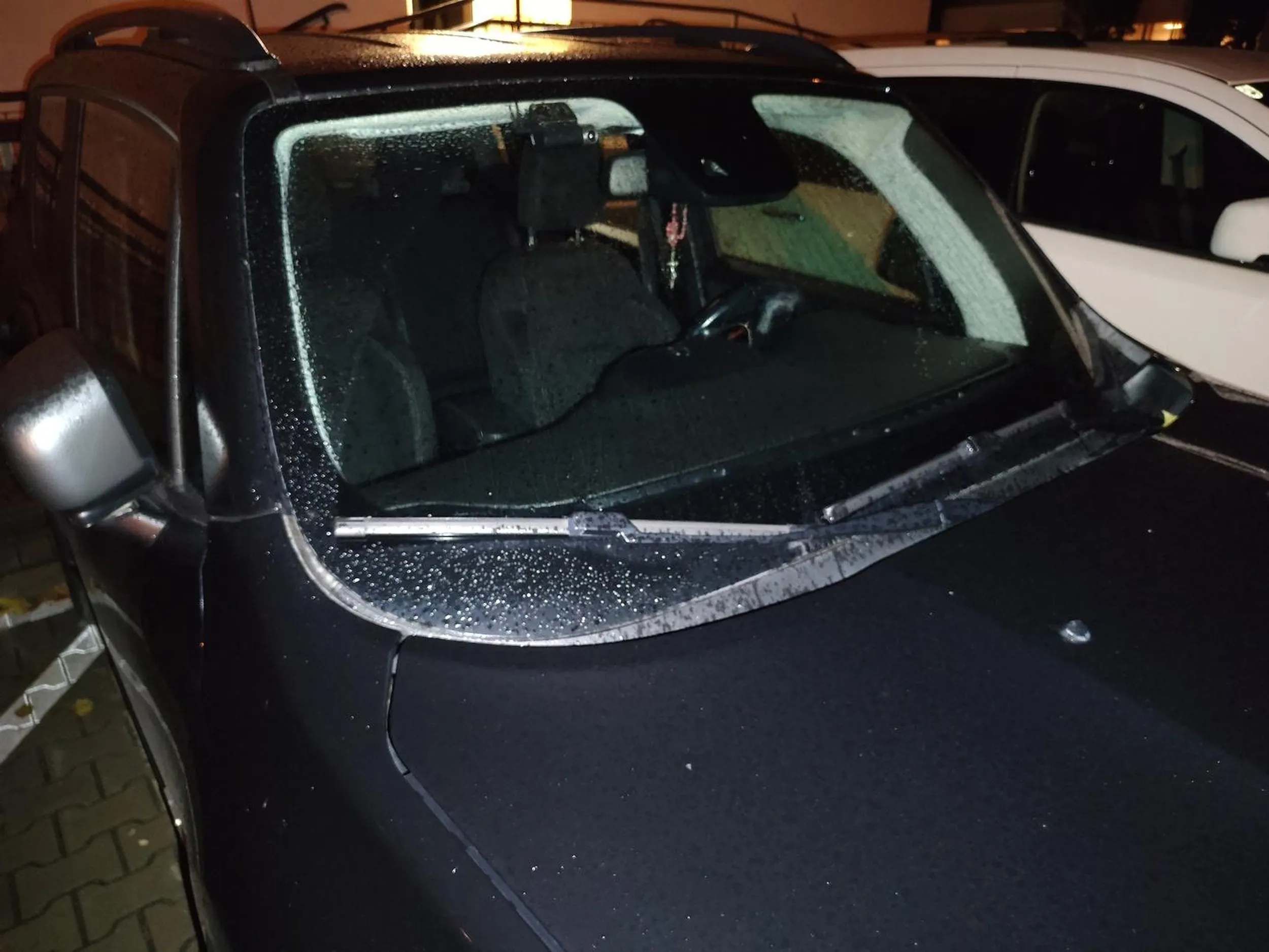 Ktoś tu się wciska na miejsce dla niepełnosprawnych pomiędzy dwa auta i dziecko na wózku inwalidzkim nie mogło wsiąść.Mam nadzieję, że ta osoba nie chce regularnie korzystać z takiego miejsca bo żaden to przywilej