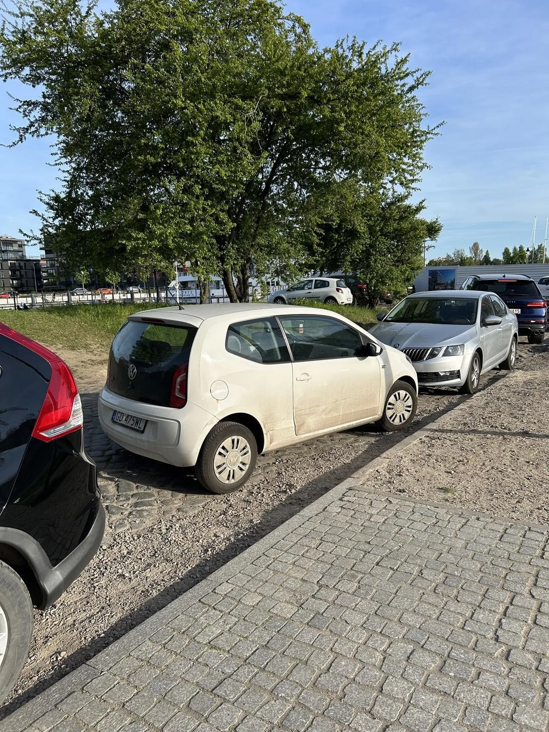 Do Pani, która miała problem o to że kawałek dalej wykręciliśmy i zaparkowaliśmy na wybranym przez nas miejscu parkingowym, każąc nam odjechać z tego miejsca, wyzywając, i grożąc... Może i nie z Gdańska, ale to Twoje zachowanie było "wieśniackie", i twój rozklekotany VW... A gdybyś nie wiedziała od czego brudzą się samochody po trasie to właśnie od jazdy, ale widocznie dalej niż Gdańsk nie byłaś skoro tego nie wiesz ;)