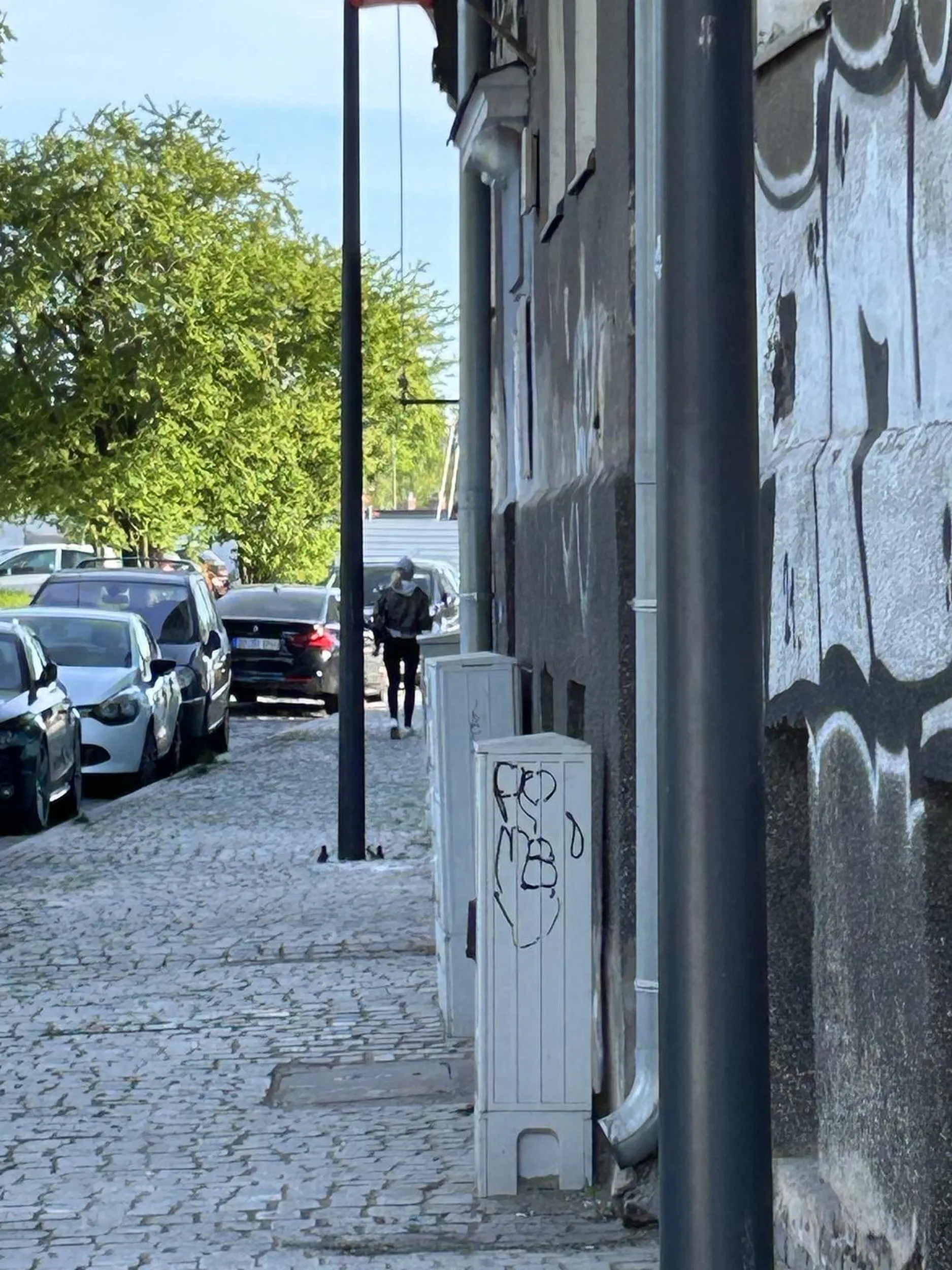 Do Pani, która miała problem o to że kawałek dalej wykręciliśmy i zaparkowaliśmy na wybranym przez nas miejscu parkingowym, każąc nam odjechać z tego miejsca, wyzywając, i grożąc... Może i nie z Gdańska, ale to Twoje zachowanie było "wieśniackie", i twój rozklekotany VW... A gdybyś nie wiedziała od czego brudzą się samochody po trasie to właśnie od jazdy, ale widocznie dalej niż Gdańsk nie byłaś skoro tego nie wiesz ;)