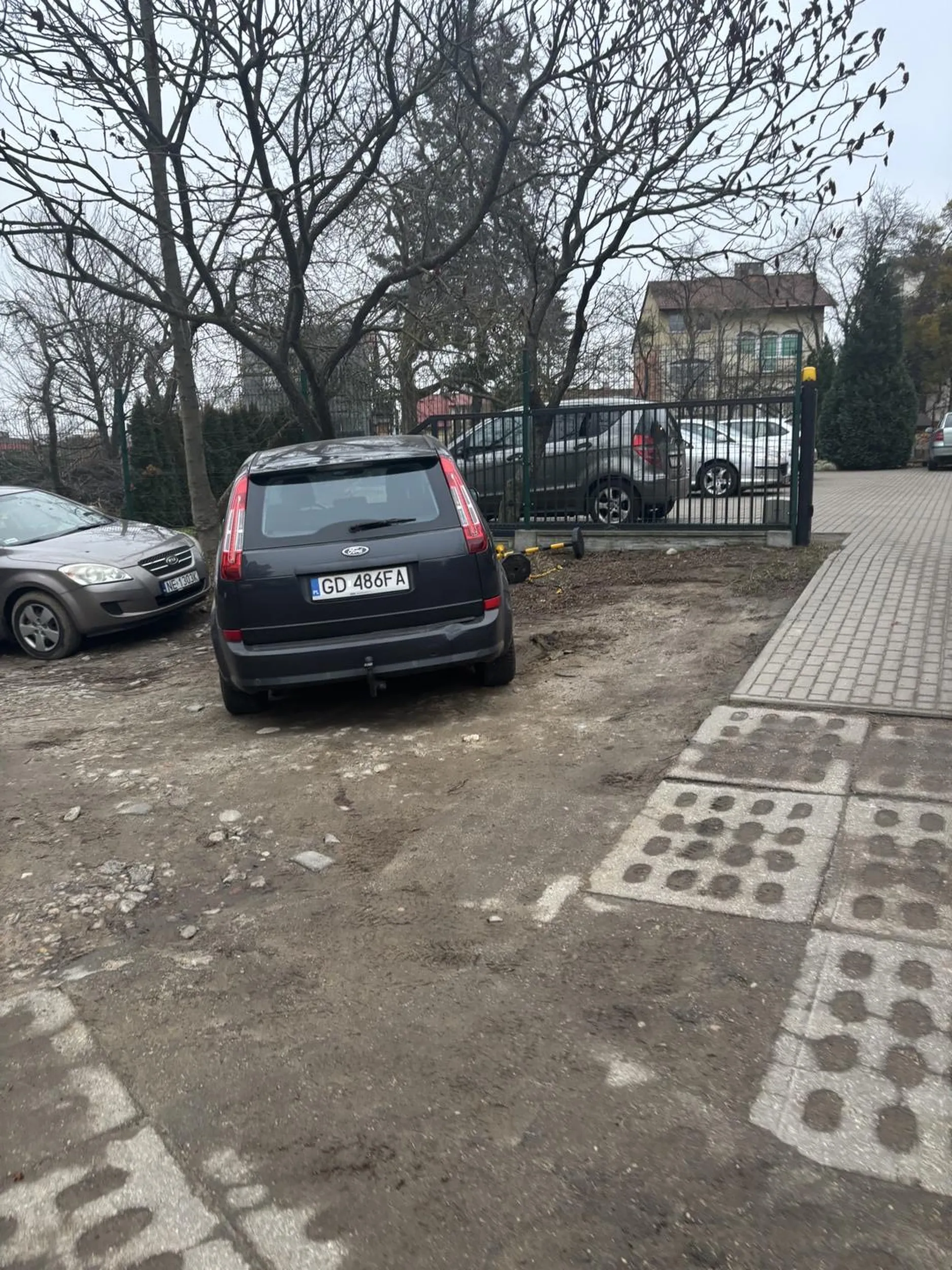 Staje na miejscu dla mieszkańców mając parking obok, zajął 2 miejsca żeby jeszcze napewno nikt się nie zmieścił. Naucz się parkować nie pozdrawiam
