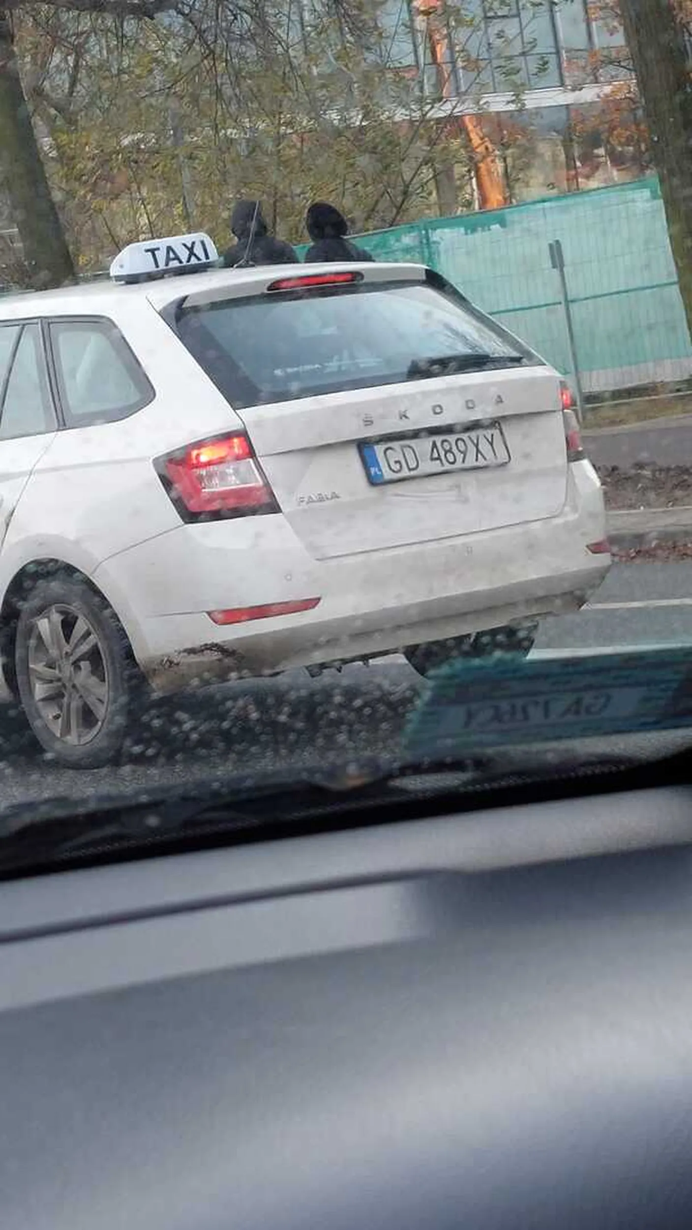 Słuchaj chłopie. albo jezdzisz na uberze z ludzmi i przestrzegasz przepisów ruchu drogowego albo robisz pauze stajesz na poboczu i pijesz sobie herbatke z termosu.  Jakim cudem wyjezdzajac z podparzadkowanej wyjezdzasz na lewy pas przecinajac oba w poprzek. ach no tak. Piles herbate ciekawe co na to klientka ktora lata z tylu jak zyd po pustym sklepie po Twoich manewerach. P.S Nastepnym razem zaczepisz o mercedesa, zrobimy szkode całkowitą a Ty zakończysz swoja przygode w przewozie osób. Serdecznie cie POZDRAWIAM !