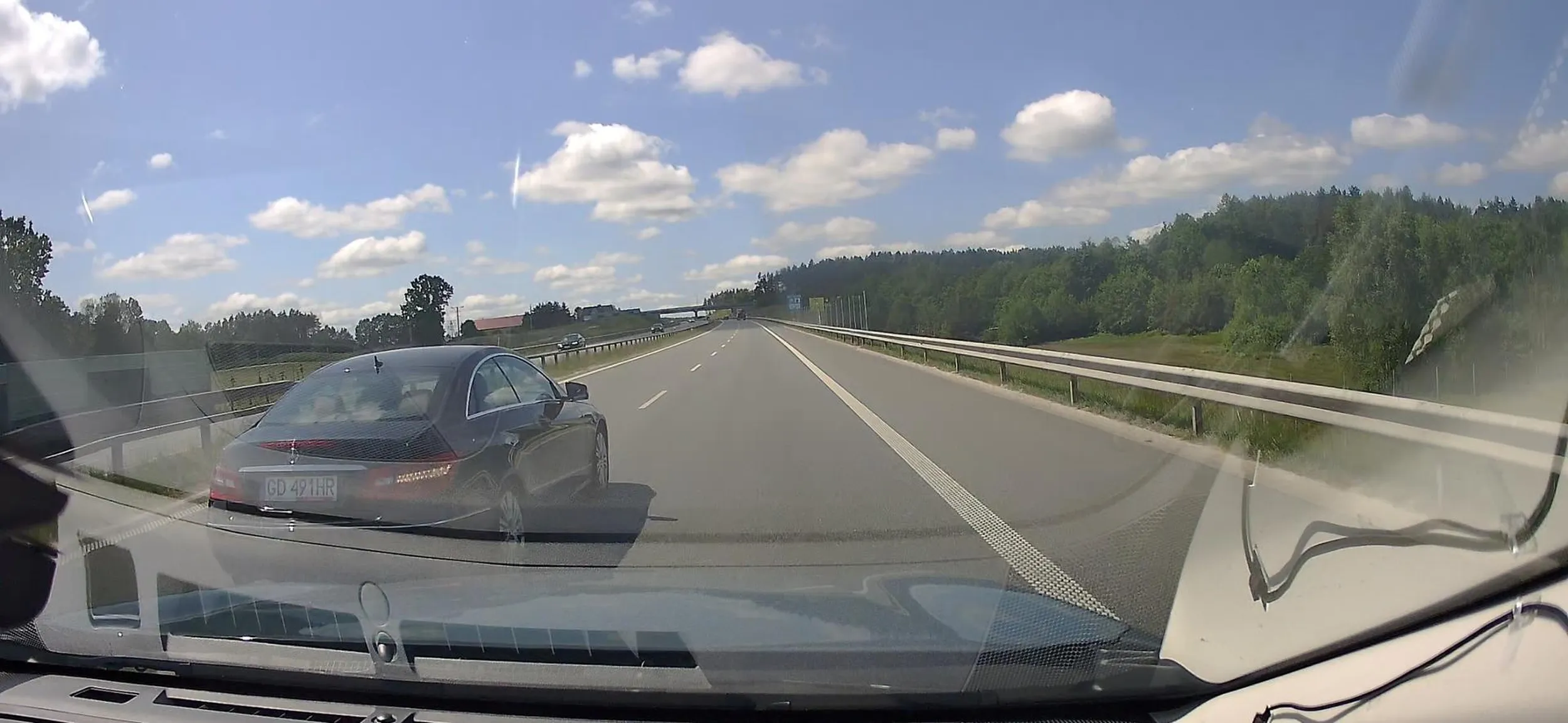 Brak zachowania bezpiecznego odstepu przy zmienianiu pasa po powolnym wyprzedzaniu przy predkosci 120 km na drodze ekspresowej. Moj nowy samochod zaczal sam awaryjnie przyhamowywac, aby zwiększyć dystans do bezpiecznego... Nie zglaszam nagrania na policje, ale bardzo prosze wiecej nie zajezdzac “na zyletki" w ten sposob przy 120 km/h.