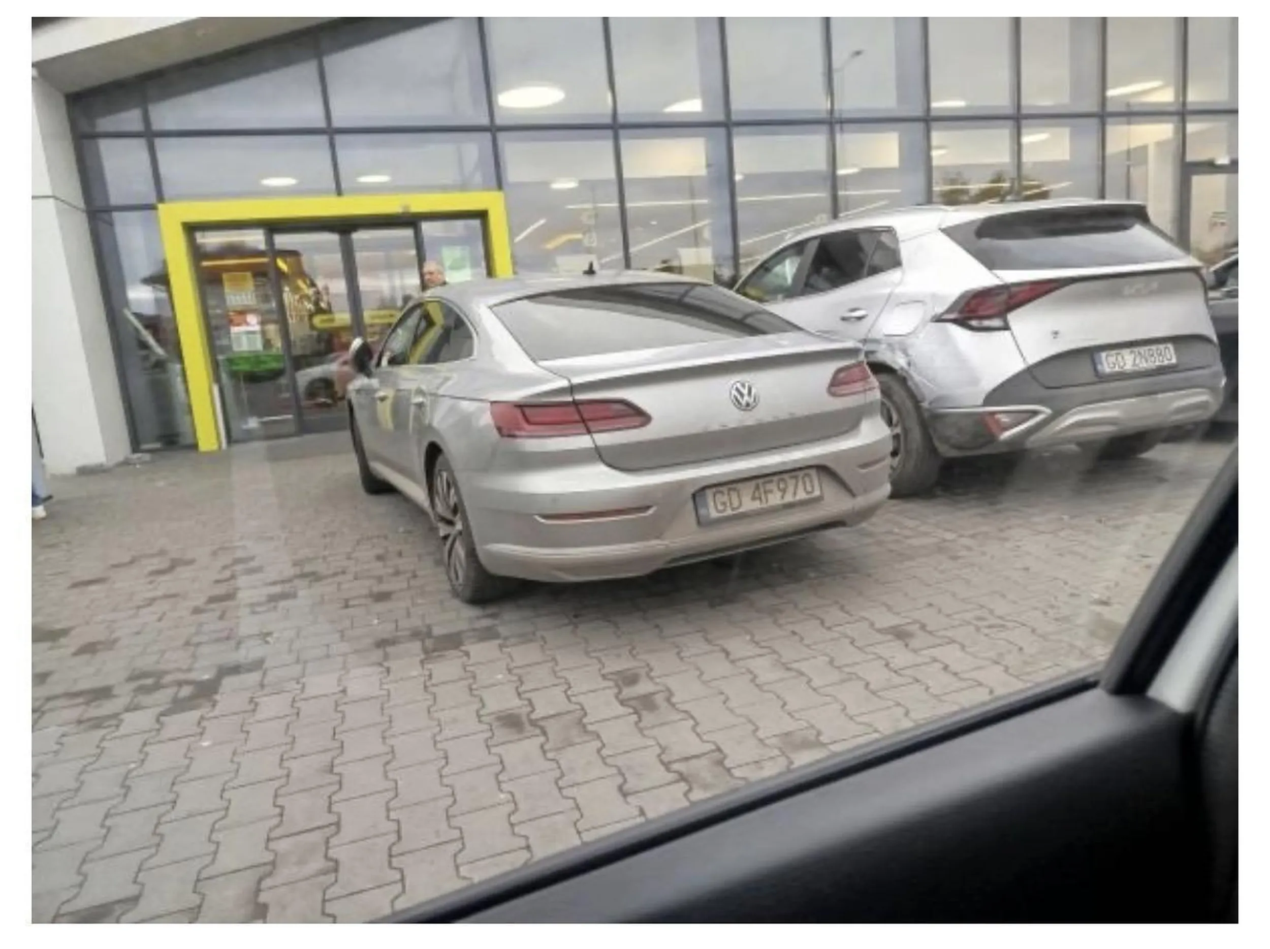 Kolejnym razem proponuję sprawdzić czy uda się wjechać drzwiami wejściowymi, będzie bliżej do środka !