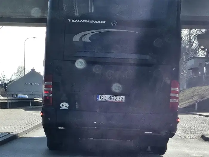 Autobus wymusił pierwszeństwo, mógł poczekać- nic za mną nie jechało. Ledwo wyhamowalem