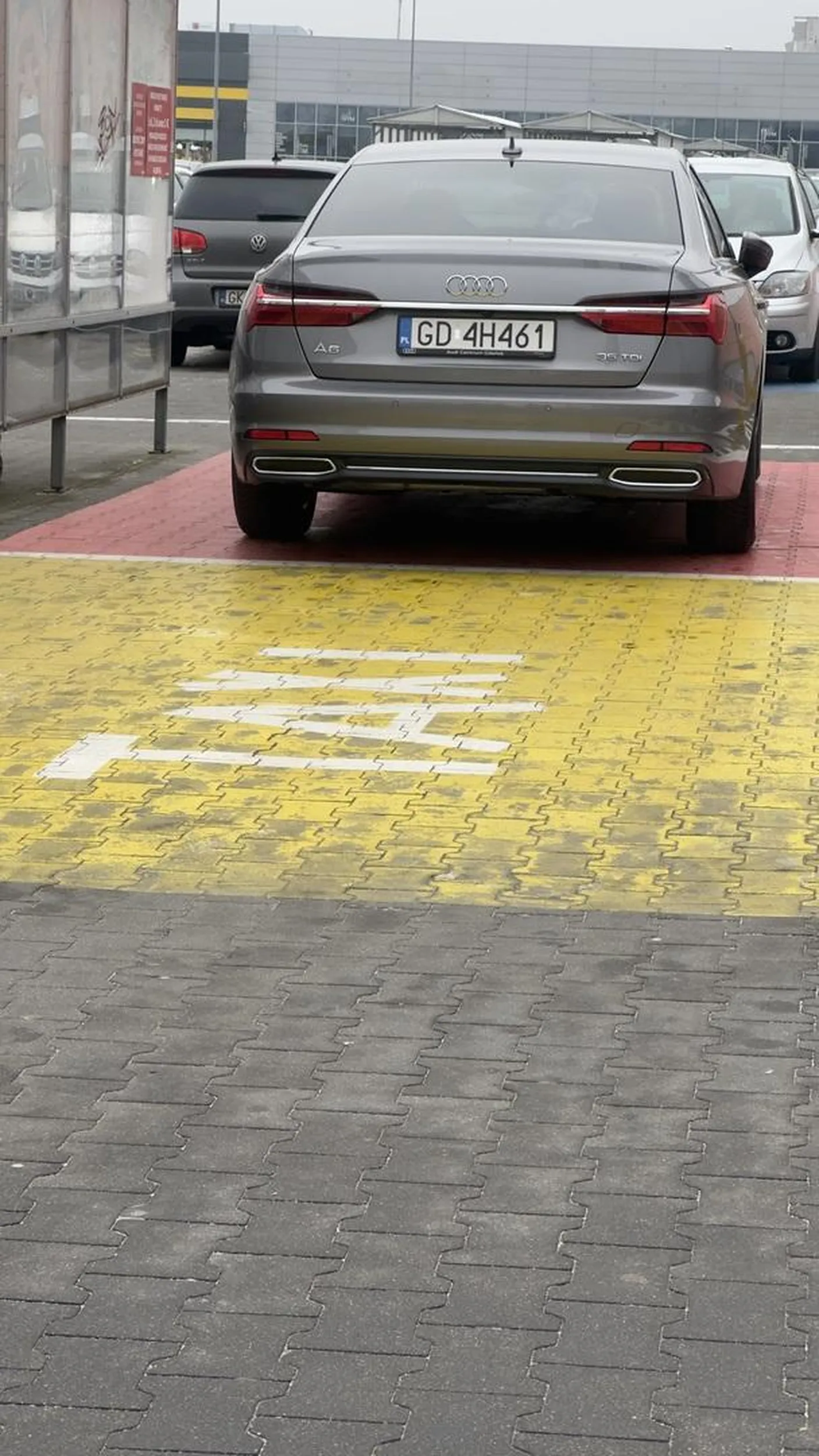 Naucz się parkować chłopie w dozowolonych dla ciebie miejscach chyba że jesteś kobietą w ciąży :)