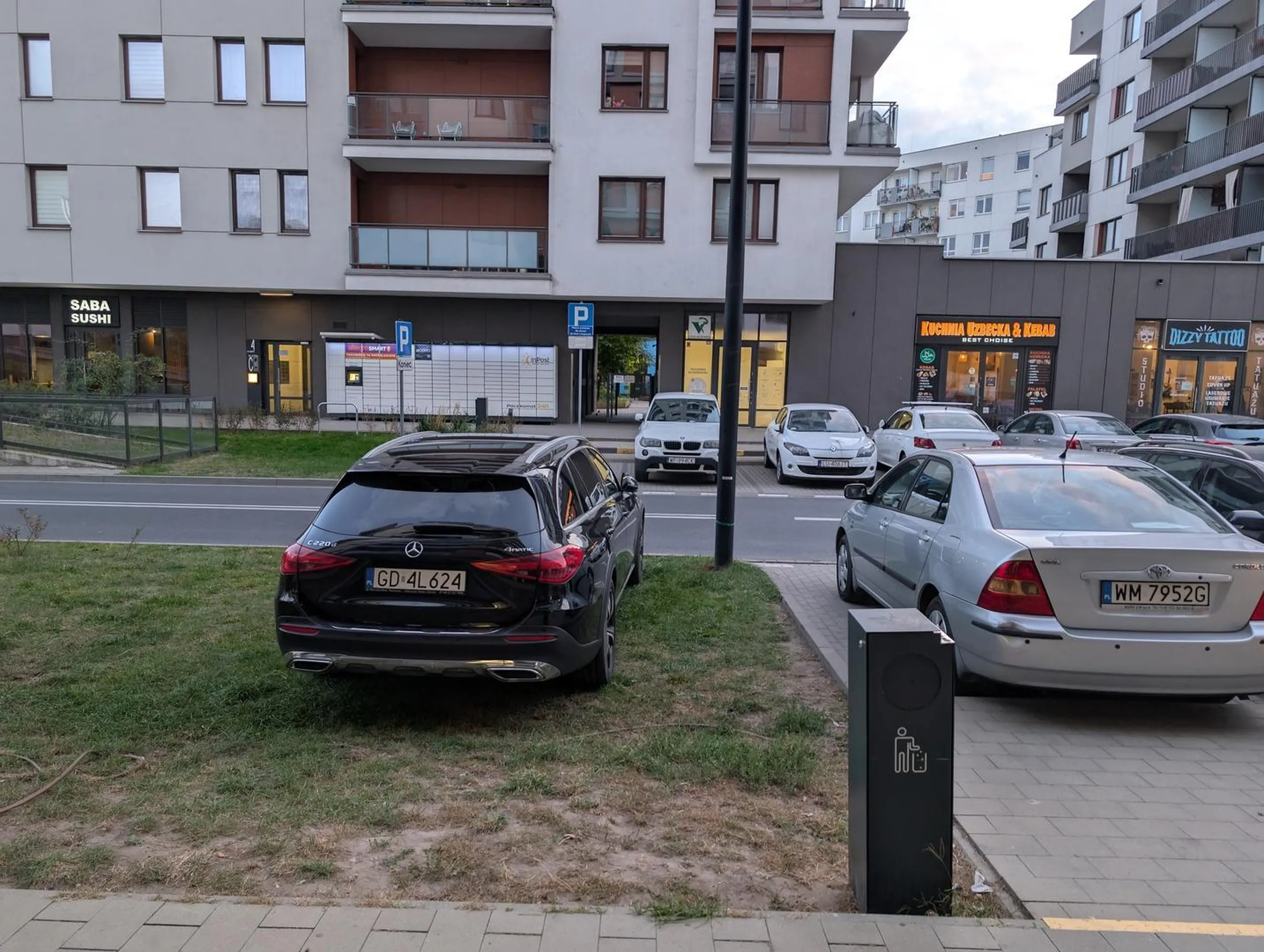 Nie ma miejsca, to nie problem jest trawnik, w Warszawie można, a co tam.