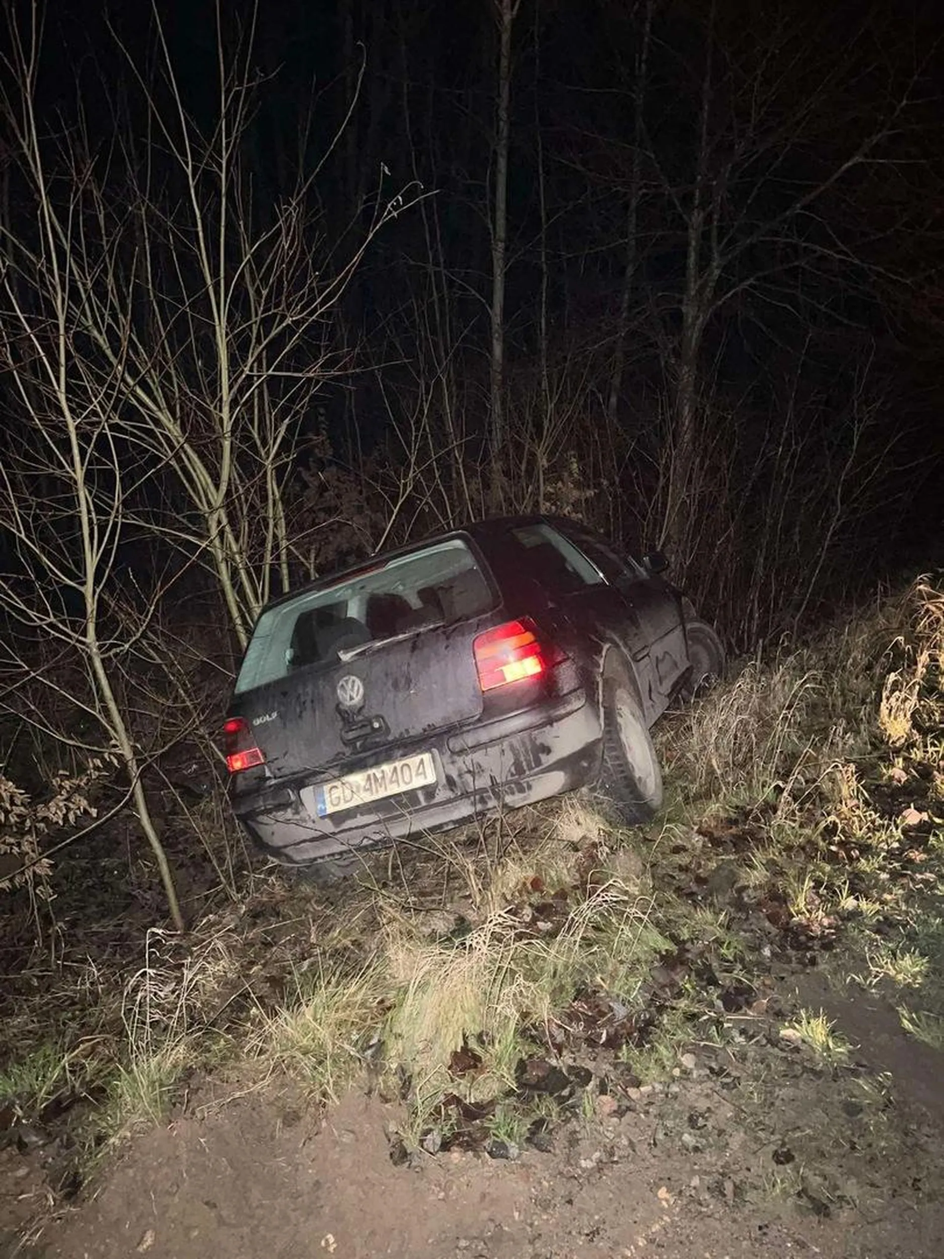 Auto leży w rowie pozdrawiam XD