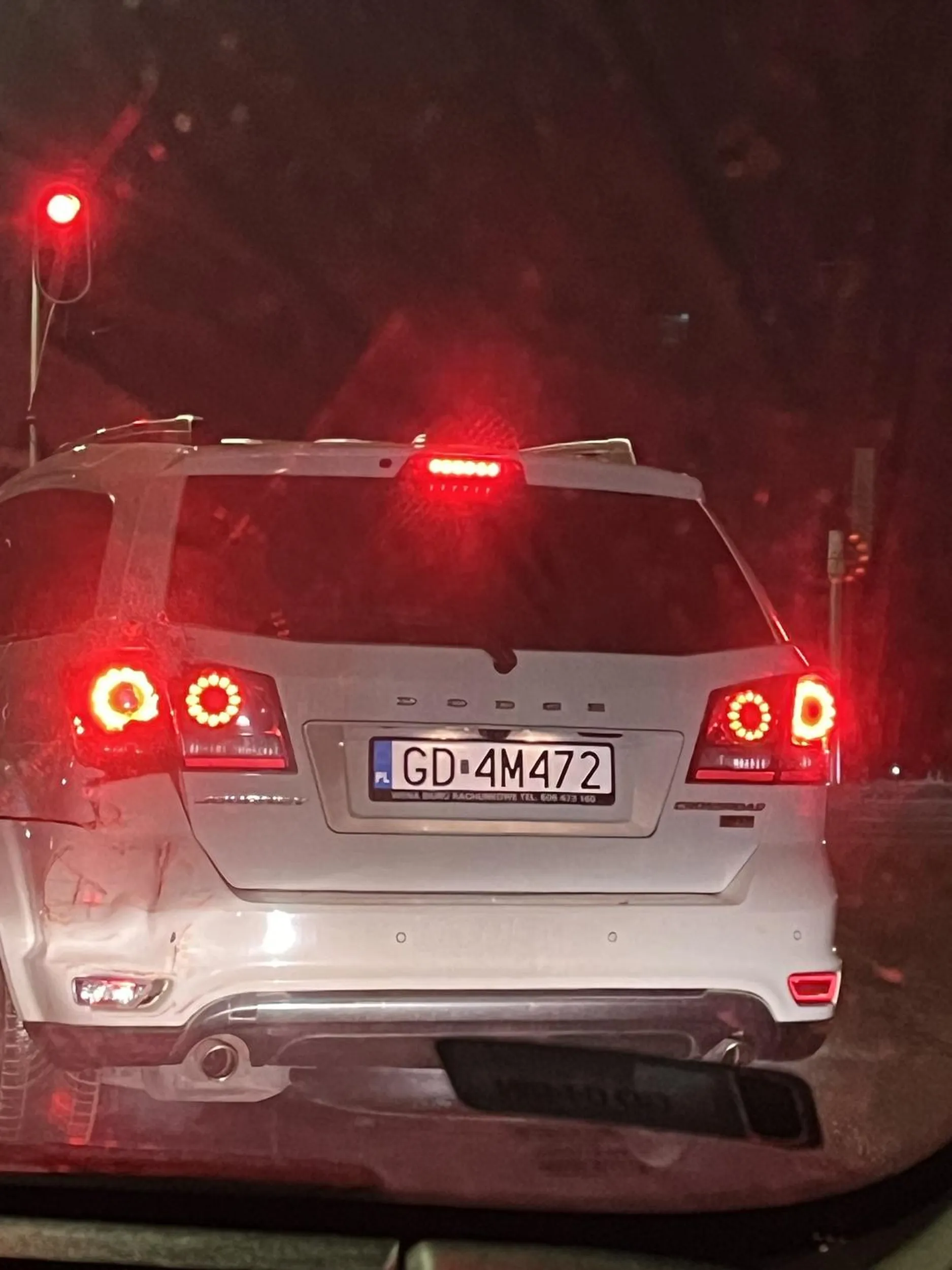 Nie wiem kto tej osobie dał prawo jazdy ale samo poruszanie się takim rozwalonym samochodem świadczy o braku odpowiedzialności za kółkiem