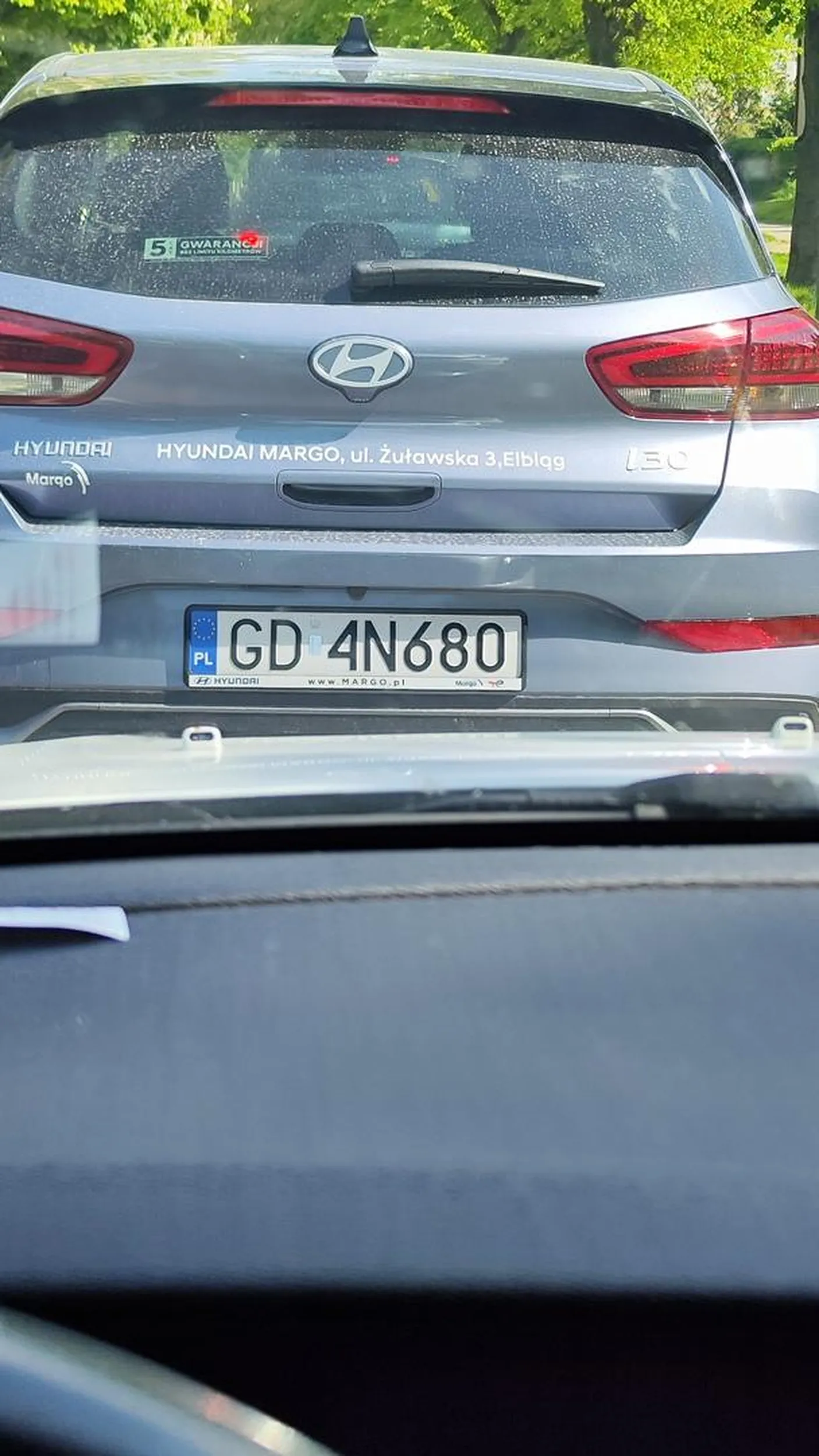 Przejazd na czerwonym świetle przez skrzyżowanie ul. Chrzanowskiego ( Strzyża Gdańsk), co doprowadziłoby do potrącenia pieszej, która miała zielone światło. Całe piesza szybko zauważyła zagrożenie