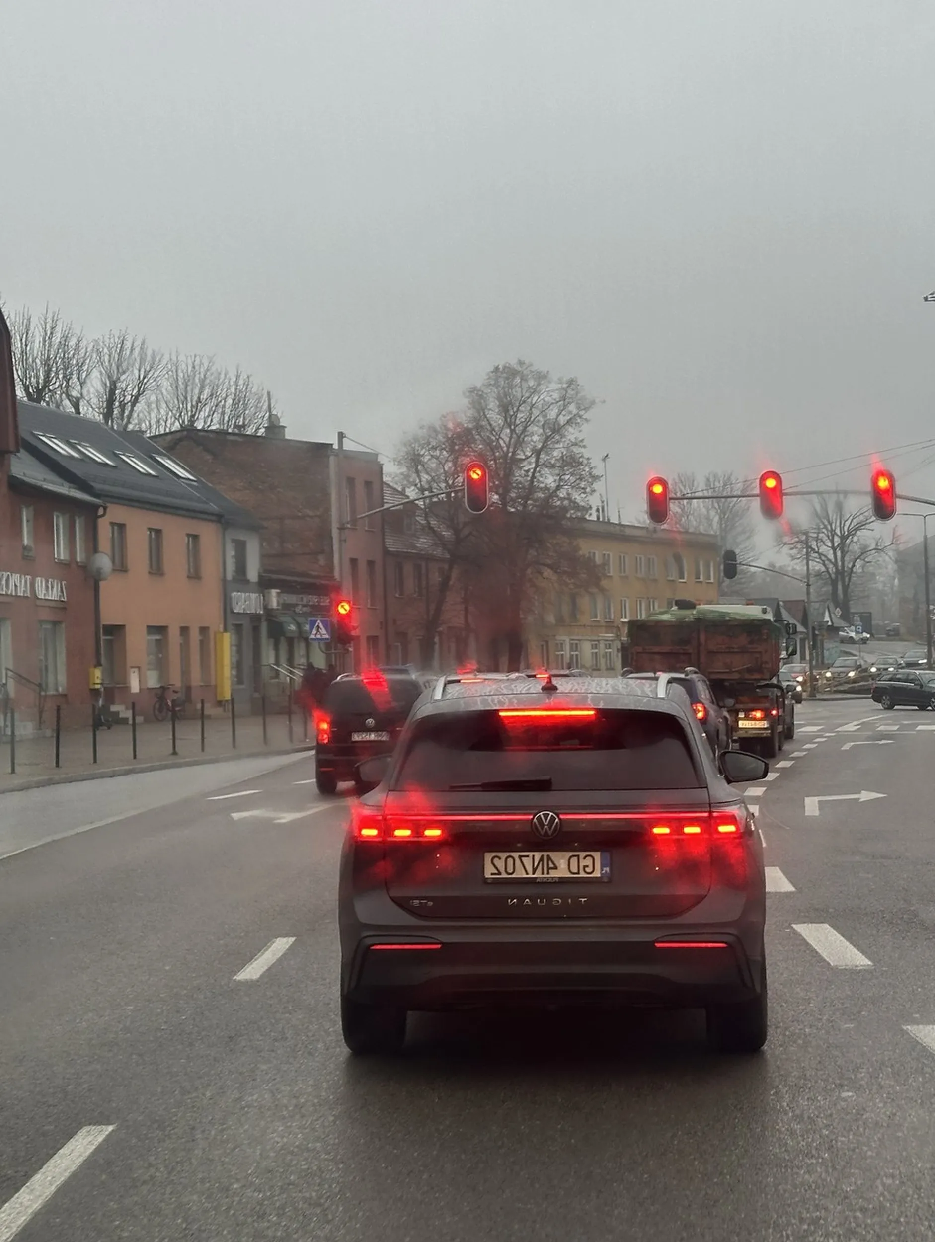 Niezrównoważony psychicznie. Zajeżdża drogę, przyspiesza i hamuje. Takim powinno zabierać się prawo jazdy