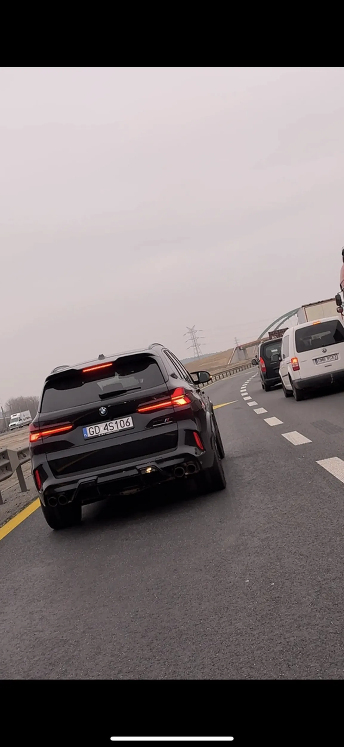 Szeryf blokuje pas włączenia się do ruchu. Prostak z bmw.