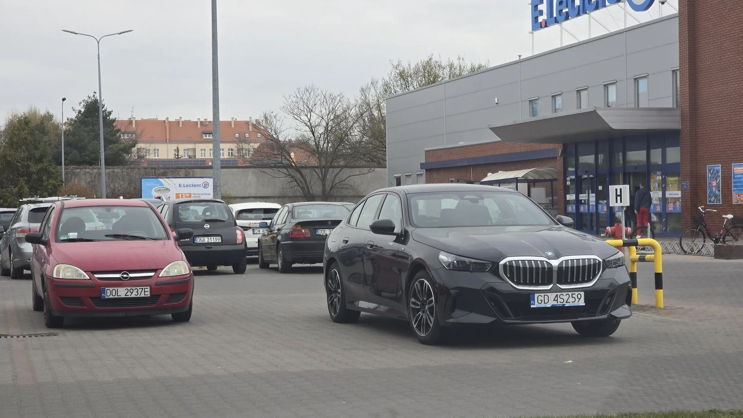 4 miejsca naraz swoim BMW bo mu przygłupy obijają autko