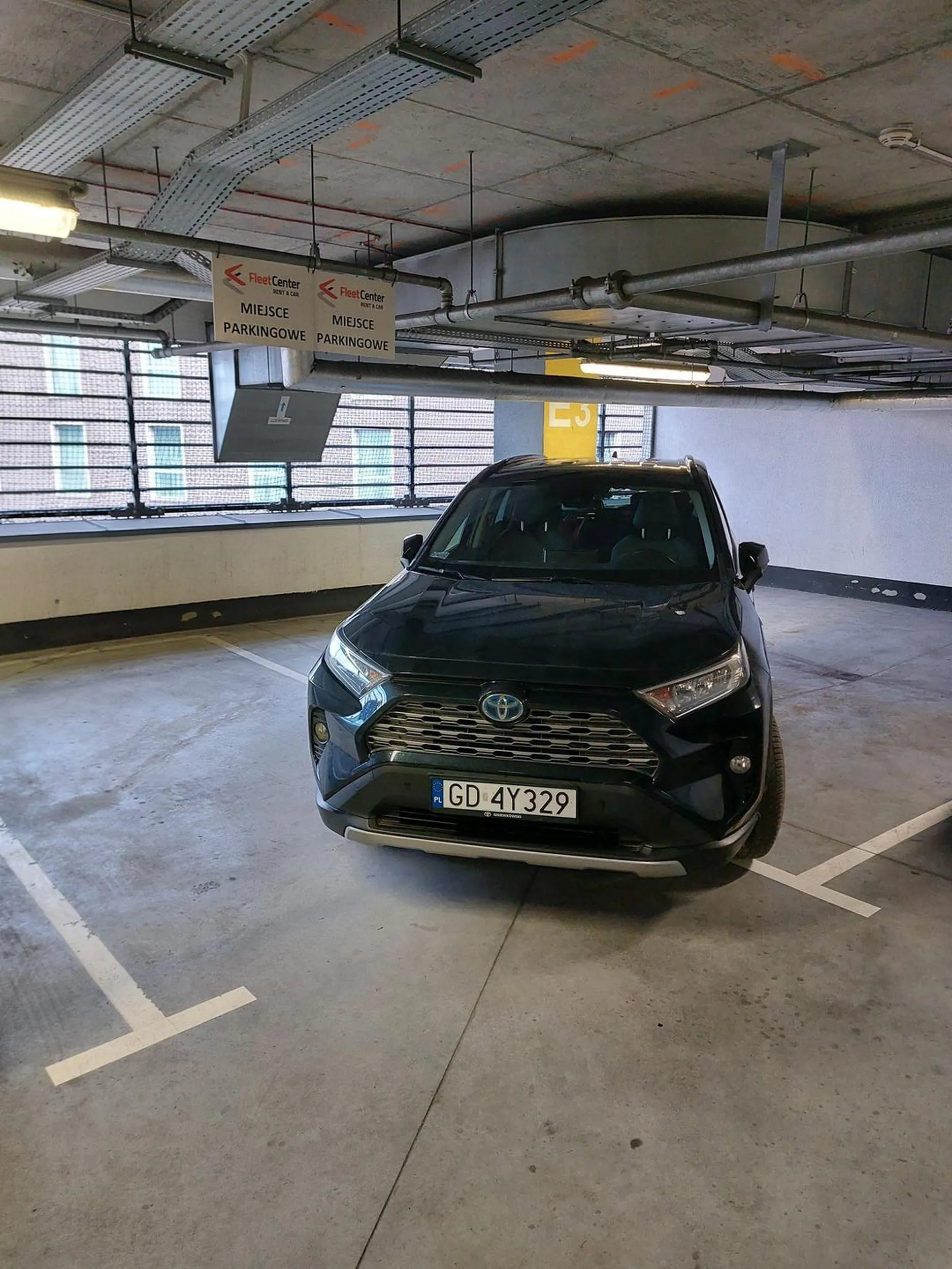 Naucz się parkować w liniach , a po drugie zaparkowałeś na miejscu prywatnym