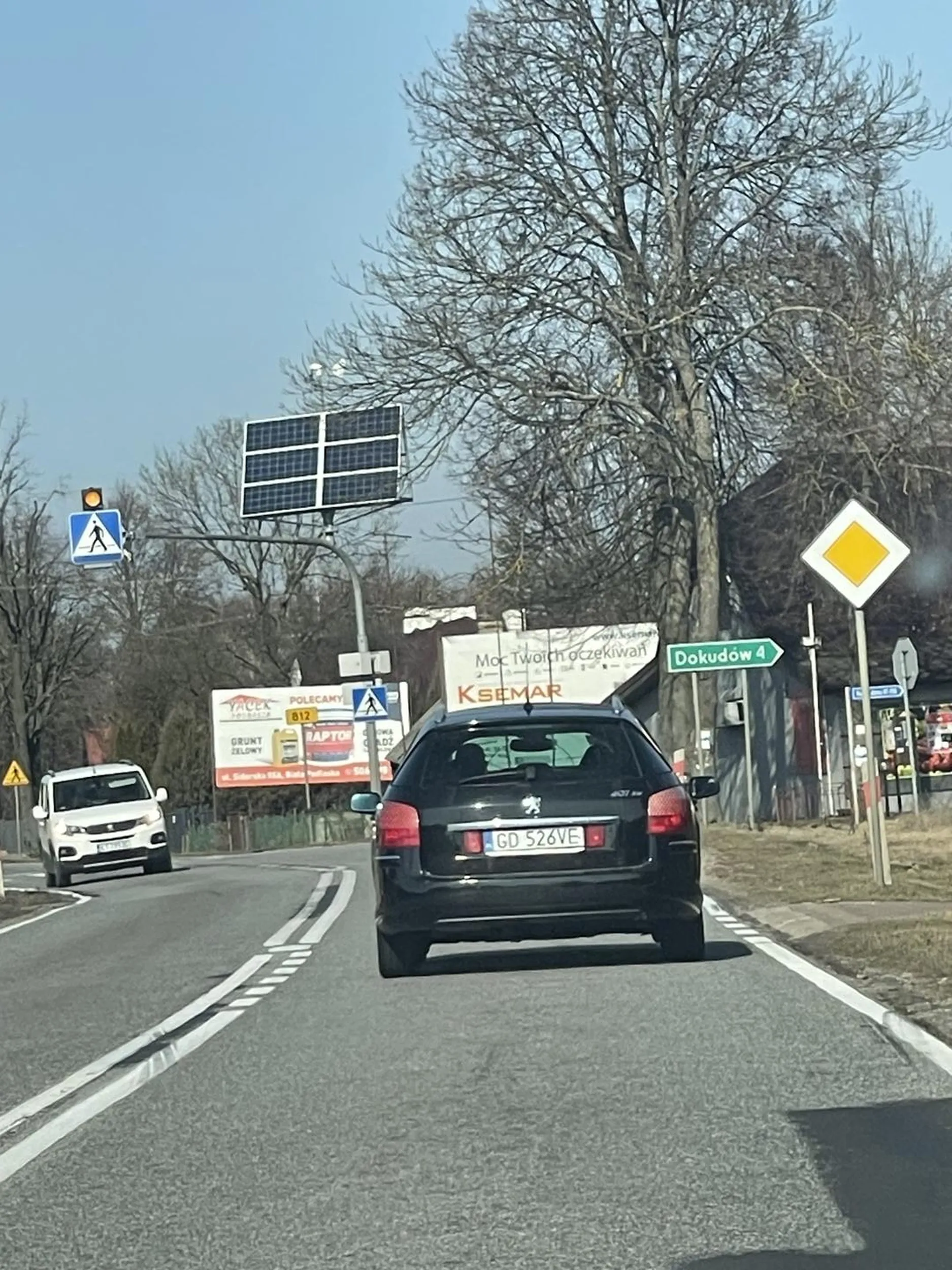 Nie polecam idioty który chamsko przyspieszył podczas włączania się do ruchu gdy był jeszcze bardzo daleko i po włączeniu się nadal była bezpieczna odległość po czym zaczął przyspieszać do około 120km/h a po wyprzedzeniu zaczął jechać chamsko 80km/h tamując tym samym ruch i nie dając się wyprzedzić