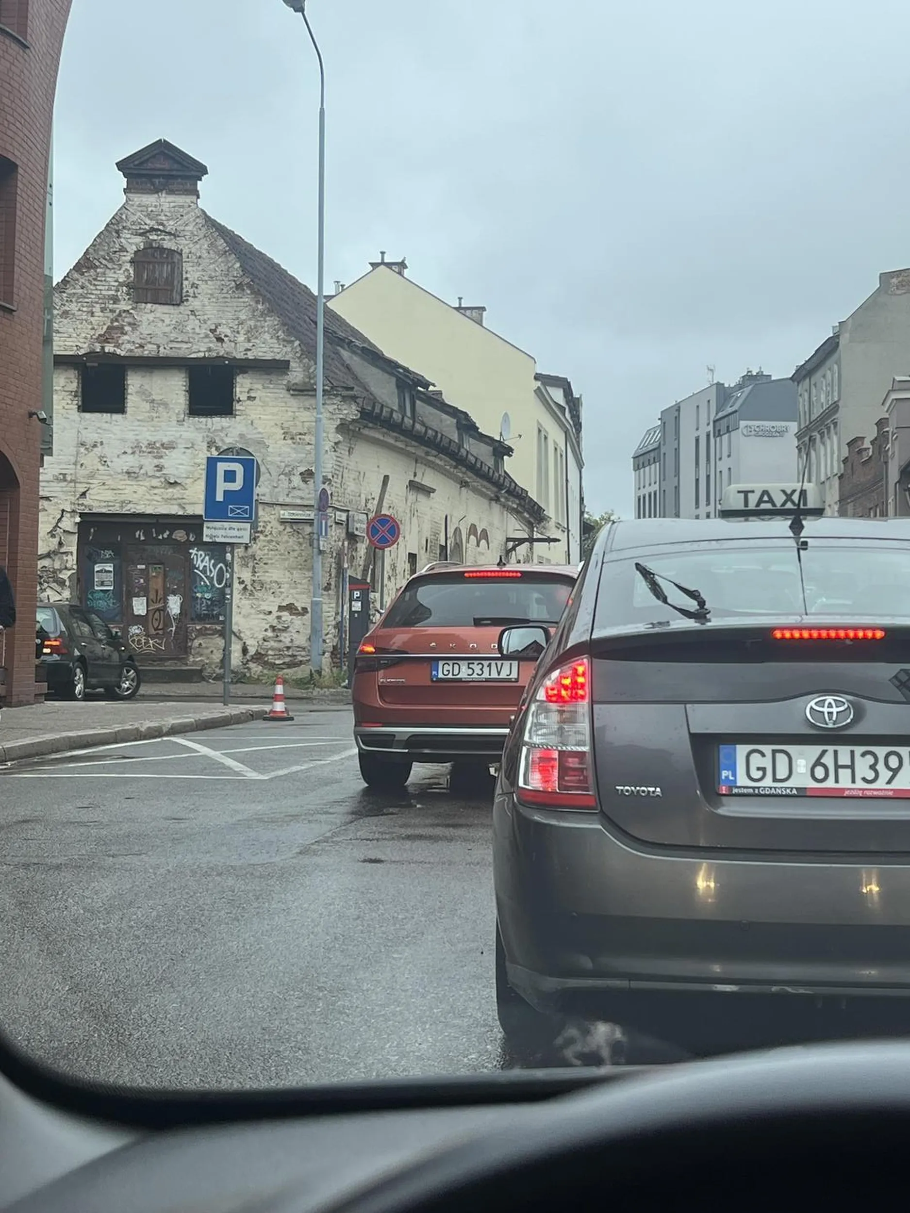 Kierowca stwierdził że w korku na drodze jedno kierunkowej w korku zacznie wyprzedac i sie wciskać na siłe