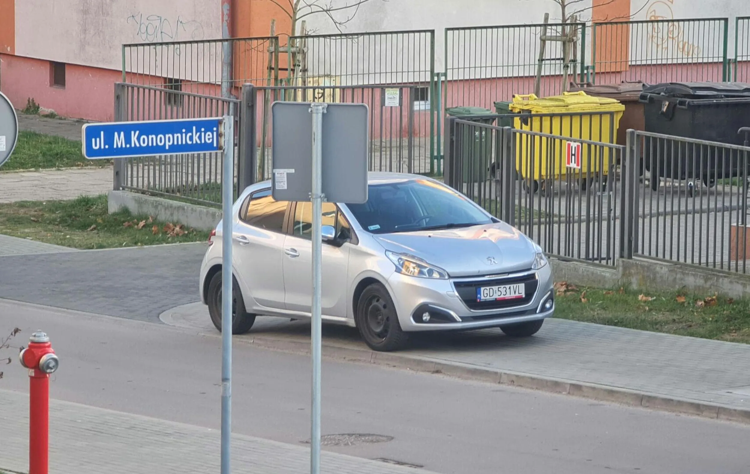 Naucz się parkować cepie, żyjesz w mieście razem innymi ludźmi.