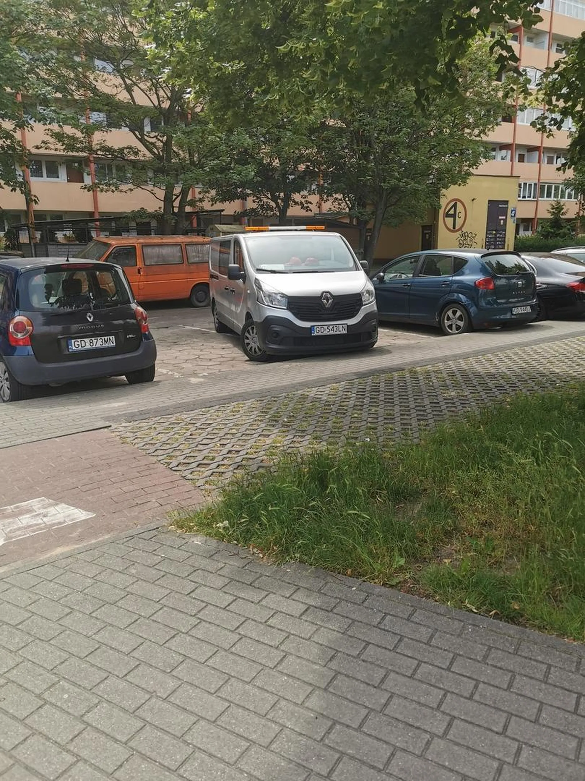 Parkowanie trudna sztuka. Lekko cofnąć i wyprostować auto aby ktoś inny mógł stanąć obok. Uprzedzając znawców, nie stali tam tylko na chwilę