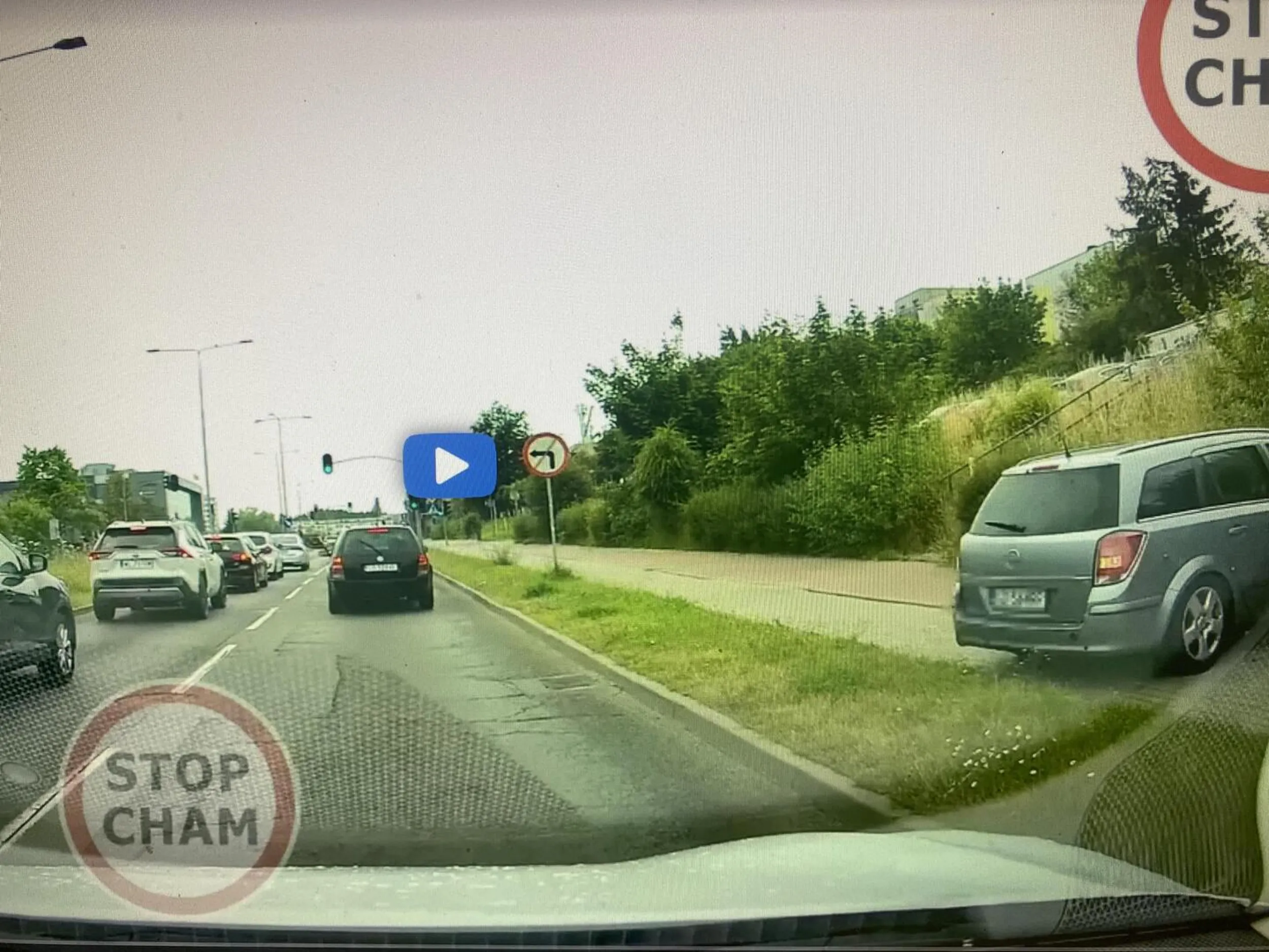 Zjechał z górnik z parkingu