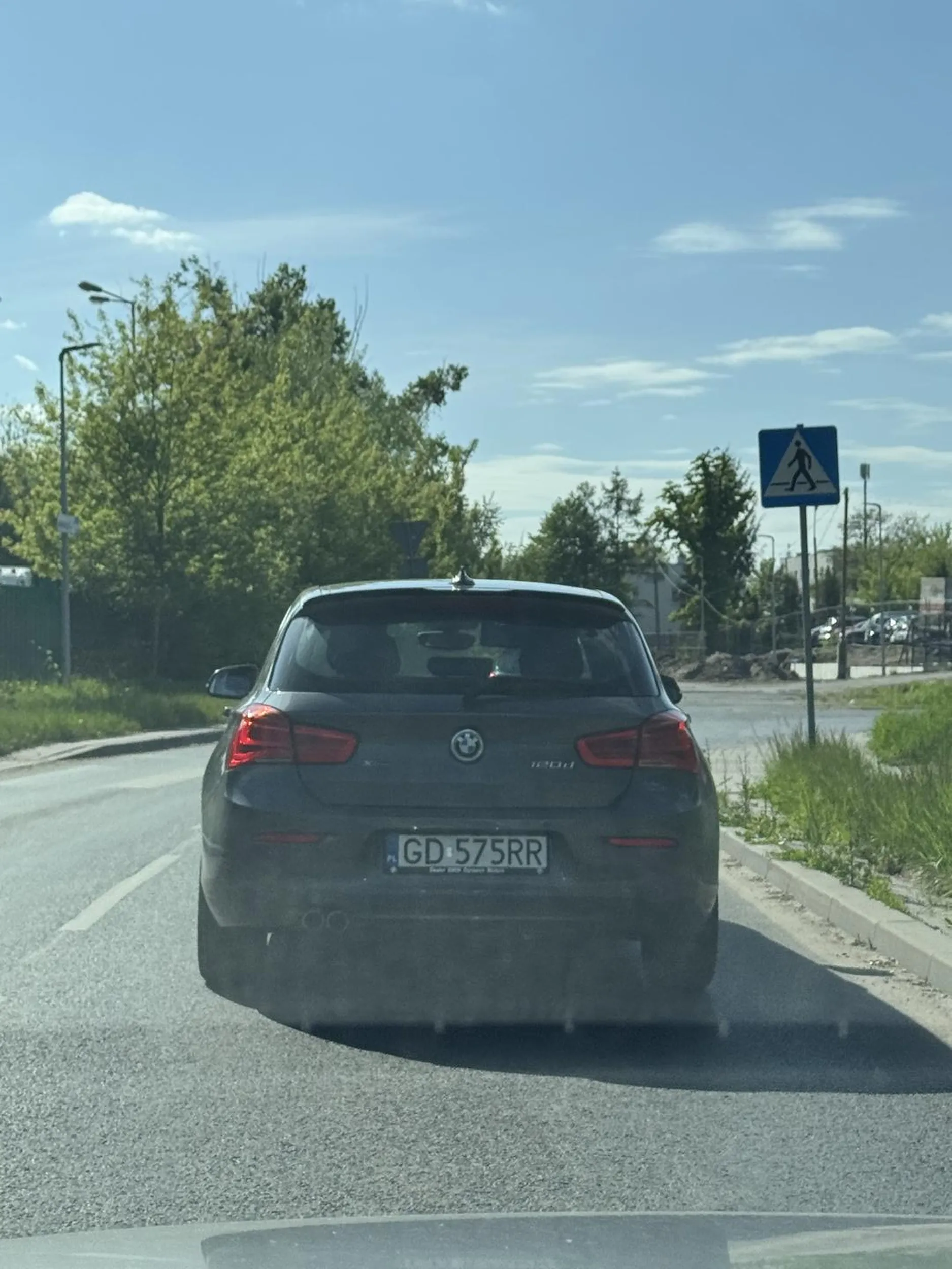 Mamy w Toruniu śmietniki, nie trzeba wyrzucać swoich śmieci w trakcie jazdy przez okno