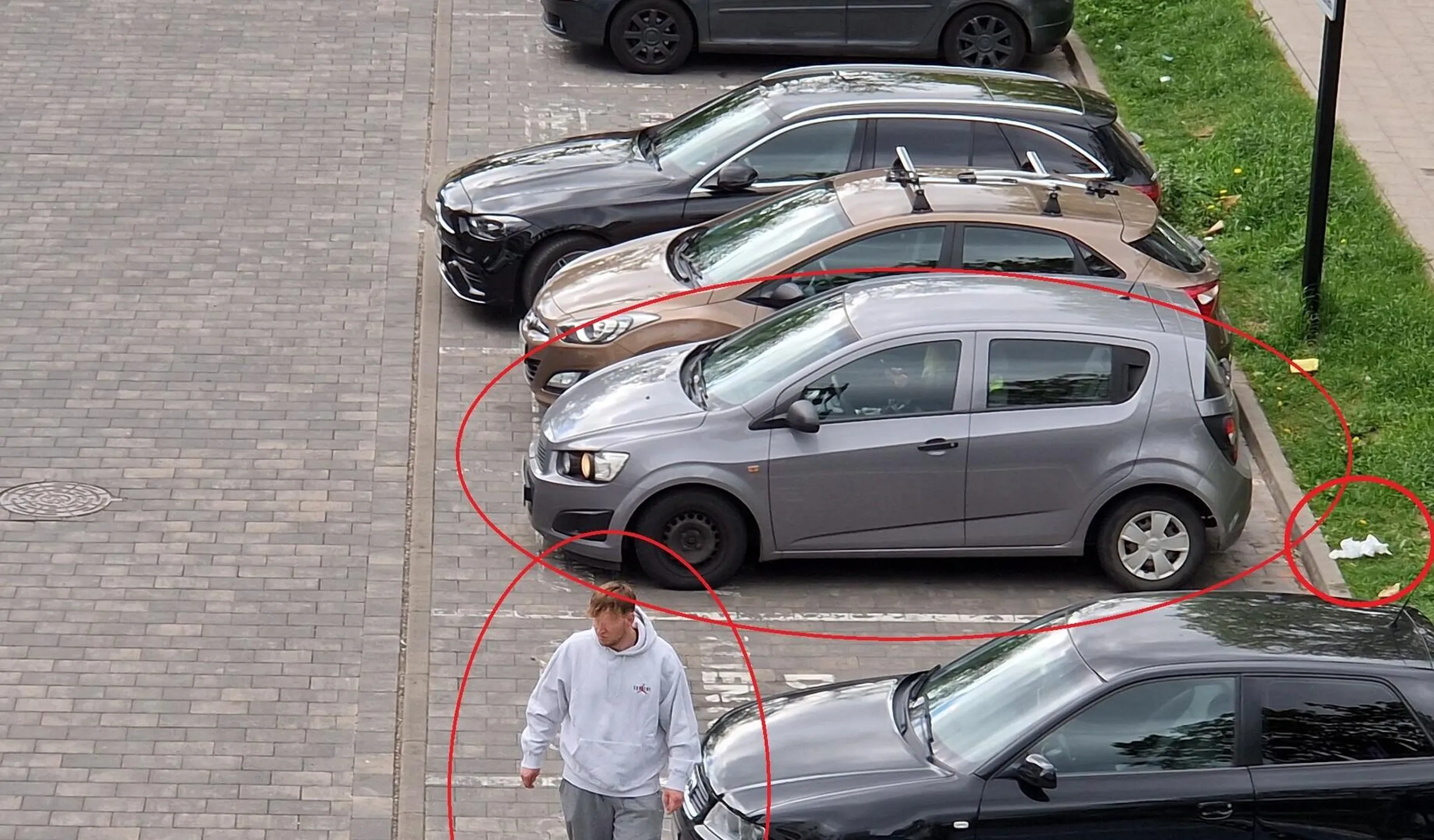 Brudas sprzątał samochód, rozejrzał się czy nikt nie patrzy, zostawił śmieci i odjechał.