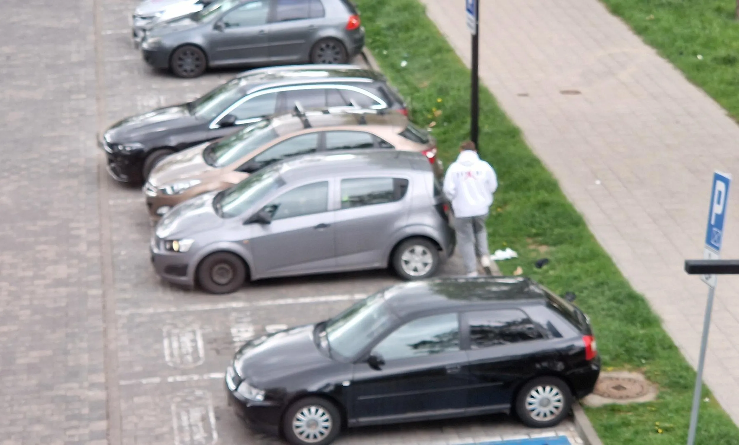 Brudas sprzątał samochód, rozejrzał się czy nikt nie patrzy, zostawił śmieci i odjechał.