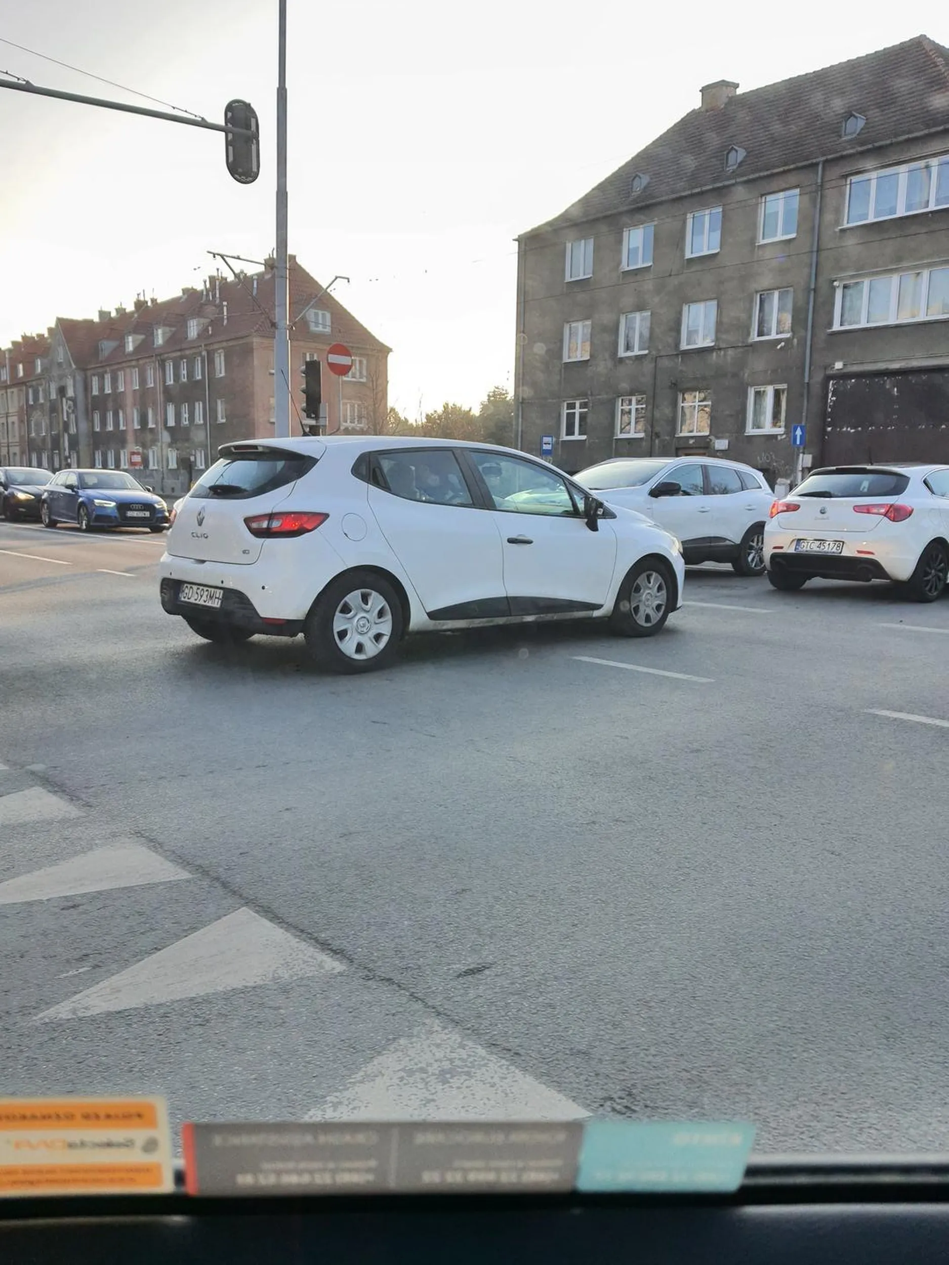 Dziękuję, że się nie wpychasz, że nie blokujesz przejazdów, skrzyżowania, dzięki tobie Gdańsk nie korkuje się aż tak bardzo. Najlepiej przesiądź się na komunikację, dzięki temu przysłużysz się społeczeństwu i szybciej wszyscy dojadą do domu